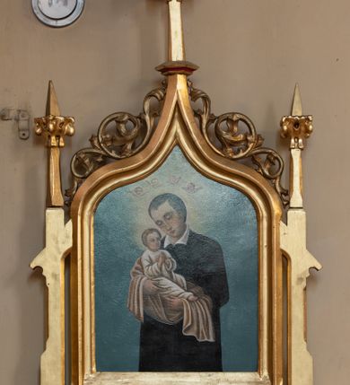 Zdjęcie nr 1: Feretron dwustronny z obrazami św. Stanisława Kostki oraz św. Stefana wsparty na dwóch nóżkach, na cokole, flankowany parą wysokich sterczyn, zakończonych kwiatonami. Obrazy ujęte profilowaną ramą zamkniętą oślim łukiem przechodzącym w sterczynę z zatkniętym na szczycie krzyżem. Partia cokołu zaopatrzona w otwory na drążki do noszenia, zdobiona wicią winnej latorośli; zwieńczenie dekorowane wicią stylizowanego i schnącego akantu.

Święty Stanisław Kostka ukazany w postawie stojącej, w półpostaci, delikatnie zwrócony w prawo z Dzieciątkiem Jezus na rękach. Święty ubrany w habit jezuicki. Twarz młodzieńcza, z przymkniętymi oczami, długim i wąskim nosem, okolona ciemnymi i krótkimi włosami. Dzieciątko Jezus zwrócone trzy czwarte w lewo, ukazane w pozycji siedzącej, z rękami skrzyżowanymi na piersi; ubrane w białą i długą sukienkę z długimi rękawami. W zwieńczeniu obrazu cztery, uskrzydlone główki anielskie. Tło jednolite, błękitne. Wokół głów św. Stanisława i Dzieciątka świetliste otoki.

Po drugiej stronie feretronu obraz z przedstawieniem św. Stefana adorującego Matkę Boską z Dzieciątkiem. Matka Boska ukazana w lewym narożu obrazu w pozycji siedzącej na wysokim, wielostopniowym tronie w chmurze obłoków, zwrócona trzy czwarte w lewo, z Dzieciątkiem Jezus na lewym ręku, z berłem w prawym, z głową pochyloną ku Dzieciątku. Ubrana w różową suknię z długimi rękawami oraz zielony płaszcz, spięty pod szyją, na głowie ma założoną złotą koronę w typie otwartym. Dzieciątko ukazane frontalnie, w pozycji siedzącej, z jabłkiem królewskim w lewej dłoni, prawą czyniące gest błogosławieństwa. Święty Stefan, ukazany z lewego półprofilu, zwrócony w stronę Matki Boskiej, w pozycji klęczącej, rękami unoszący czerwoną poduszkę, na której ułożone są: berło, jabłko i korona w typie zamkniętym z przekrzywionym krzyżykiem. Święty ubrany jest w zieloną szatę spodnią z długimi rękawami oraz czerwony płaszcz z białą podszewką. Twarz podłużna, okolona spiczastą brodą oraz średniej długości włosami, zasłaniającymi uszy. Całość ukazana we wnętrzu architektonicznym, w prawym górnym narożu trzy uskrzydlone główki aniołków. 

Struktura feretronu złocona, detale w kolorze czerwonym. 
