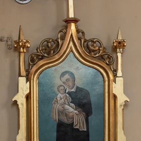 Zdjęcie nr 1: Feretron dwustronny z obrazami św. Stanisława Kostki oraz św. Stefana wsparty na dwóch nóżkach, na cokole, flankowany parą wysokich sterczyn, zakończonych kwiatonami. Obrazy ujęte profilowaną ramą zamkniętą oślim łukiem przechodzącym w sterczynę z zatkniętym na szczycie krzyżem. Partia cokołu zaopatrzona w otwory na drążki do noszenia, zdobiona wicią winnej latorośli; zwieńczenie dekorowane wicią stylizowanego i schnącego akantu.

Święty Stanisław Kostka ukazany w postawie stojącej, w półpostaci, delikatnie zwrócony w prawo z Dzieciątkiem Jezus na rękach. Święty ubrany w habit jezuicki. Twarz młodzieńcza, z przymkniętymi oczami, długim i wąskim nosem, okolona ciemnymi i krótkimi włosami. Dzieciątko Jezus zwrócone trzy czwarte w lewo, ukazane w pozycji siedzącej, z rękami skrzyżowanymi na piersi; ubrane w białą i długą sukienkę z długimi rękawami. W zwieńczeniu obrazu cztery, uskrzydlone główki anielskie. Tło jednolite, błękitne. Wokół głów św. Stanisława i Dzieciątka świetliste otoki.

Po drugiej stronie feretronu obraz z przedstawieniem św. Stefana adorującego Matkę Boską z Dzieciątkiem. Matka Boska ukazana w lewym narożu obrazu w pozycji siedzącej na wysokim, wielostopniowym tronie w chmurze obłoków, zwrócona trzy czwarte w lewo, z Dzieciątkiem Jezus na lewym ręku, z berłem w prawym, z głową pochyloną ku Dzieciątku. Ubrana w różową suknię z długimi rękawami oraz zielony płaszcz, spięty pod szyją, na głowie ma założoną złotą koronę w typie otwartym. Dzieciątko ukazane frontalnie, w pozycji siedzącej, z jabłkiem królewskim w lewej dłoni, prawą czyniące gest błogosławieństwa. Święty Stefan, ukazany z lewego półprofilu, zwrócony w stronę Matki Boskiej, w pozycji klęczącej, rękami unoszący czerwoną poduszkę, na której ułożone są: berło, jabłko i korona w typie zamkniętym z przekrzywionym krzyżykiem. Święty ubrany jest w zieloną szatę spodnią z długimi rękawami oraz czerwony płaszcz z białą podszewką. Twarz podłużna, okolona spiczastą brodą oraz średniej długości włosami, zasłaniającymi uszy. Całość ukazana we wnętrzu architektonicznym, w prawym górnym narożu trzy uskrzydlone główki aniołków. 

Struktura feretronu złocona, detale w kolorze czerwonym. 
