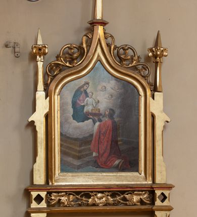 Zdjęcie nr 2: Feretron dwustronny z obrazami św. Stanisława Kostki oraz św. Stefana wsparty na dwóch nóżkach, na cokole, flankowany parą wysokich sterczyn, zakończonych kwiatonami. Obrazy ujęte profilowaną ramą zamkniętą oślim łukiem przechodzącym w sterczynę z zatkniętym na szczycie krzyżem. Partia cokołu zaopatrzona w otwory na drążki do noszenia, zdobiona wicią winnej latorośli; zwieńczenie dekorowane wicią stylizowanego i schnącego akantu.

Święty Stanisław Kostka ukazany w postawie stojącej, w półpostaci, delikatnie zwrócony w prawo z Dzieciątkiem Jezus na rękach. Święty ubrany w habit jezuicki. Twarz młodzieńcza, z przymkniętymi oczami, długim i wąskim nosem, okolona ciemnymi i krótkimi włosami. Dzieciątko Jezus zwrócone trzy czwarte w lewo, ukazane w pozycji siedzącej, z rękami skrzyżowanymi na piersi; ubrane w białą i długą sukienkę z długimi rękawami. W zwieńczeniu obrazu cztery, uskrzydlone główki anielskie. Tło jednolite, błękitne. Wokół głów św. Stanisława i Dzieciątka świetliste otoki.

Po drugiej stronie feretronu obraz z przedstawieniem św. Stefana adorującego Matkę Boską z Dzieciątkiem. Matka Boska ukazana w lewym narożu obrazu w pozycji siedzącej na wysokim, wielostopniowym tronie w chmurze obłoków, zwrócona trzy czwarte w lewo, z Dzieciątkiem Jezus na lewym ręku, z berłem w prawym, z głową pochyloną ku Dzieciątku. Ubrana w różową suknię z długimi rękawami oraz zielony płaszcz, spięty pod szyją, na głowie ma założoną złotą koronę w typie otwartym. Dzieciątko ukazane frontalnie, w pozycji siedzącej, z jabłkiem królewskim w lewej dłoni, prawą czyniące gest błogosławieństwa. Święty Stefan, ukazany z lewego półprofilu, zwrócony w stronę Matki Boskiej, w pozycji klęczącej, rękami unoszący czerwoną poduszkę, na której ułożone są: berło, jabłko i korona w typie zamkniętym z przekrzywionym krzyżykiem. Święty ubrany jest w zieloną szatę spodnią z długimi rękawami oraz czerwony płaszcz z białą podszewką. Twarz podłużna, okolona spiczastą brodą oraz średniej długości włosami, zasłaniającymi uszy. Całość ukazana we wnętrzu architektonicznym, w prawym górnym narożu trzy uskrzydlone główki aniołków. 

Struktura feretronu złocona, detale w kolorze czerwonym. 
