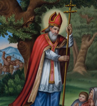 Zdjęcie nr 1: Feretron obrazowy w kształcie stojącego prostokąta na podstawie z dwustronnym obrazem w złoconej, profilowanej ramie ujętej  z trzech stron szerokim pasem ażurowego ornamentu akantowego spiętego u góry pośrodku motywem palmety. Profilowana struktura podstawy zwęża się ku górze, po bokach są metalowe uchwyty oraz para otworów na drążki.
Na awersie znajduje się obraz w kształcie stojącego prostokąta z przestawieniem św. Kazimierza. Usytuowana pośrodku kompozycji postać w trzech czwartych zwrócona jest w prawo. Młodzieńczą twarz ujmują sięgające szyi włosy. Święty ubrany jest w niebieską suknię, długi, czerwony, podszyty futrem gronostajowym płaszcz spięty pod szyją. W lewej ręce trzyma kwiat białej lilii, prawą wspiera na złożonych na nakrytym niebieską tkaniną ołtarzu insygniach królewskich – koronie i parze skrzyżowanych bereł. Nieco wyżej, na niewielkim retabulum znajduje się brązowy krucyfiks ołtarzowy, nad nim zwisa podpięta zielona kotara. W tle widoczne są jasnoróżowe ściany wnętrza, trzy gotyckie filary oraz smukłe, wąskie, ostrołukowe okno wypełnione maswerkiem oraz drobnymi szybkami. Posadzkę tworzą jasnobrązowe czworokątne płytki. 
Na rewersie feretronu znajduje się scena ukazująca św. Wojciecha. Stojący pośrodku kompozycji św. Wojciech zwrócony jest w trzech czwartych w lewo. Twarz okalają długie, siwe włosy i zarost. Ubrany jest w strój biskupi składający się z sutanny, rokiety, czerwonej kapy oraz paliusza. Na okolonej nimbem głowie ma czerwoną infułę. Oburącz podtrzymuje krzyż patriarchalny na długim drzewcu. Święty Wojciech znajduje się na polanie wśród drzew. W dolnej partii kompozycji, u jego stóp zebrana jest w półokręgu grupa mężczyzn, kobiet i dzieci, z których część wpatruje się w świętego, pozostali zaś spoglądają i wskazują na widoczną po lewej stronie w dali, za drzewami grupę pogan niosących w dłoniach włócznie. W głębi widoczny jest górzysty pejzaż.
