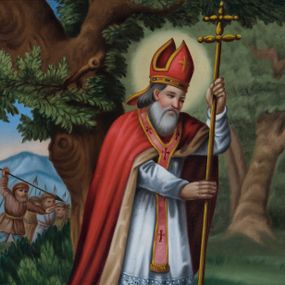 Zdjęcie nr 1: Feretron obrazowy w kształcie stojącego prostokąta na podstawie z dwustronnym obrazem w złoconej, profilowanej ramie ujętej  z trzech stron szerokim pasem ażurowego ornamentu akantowego spiętego u góry pośrodku motywem palmety. Profilowana struktura podstawy zwęża się ku górze, po bokach są metalowe uchwyty oraz para otworów na drążki.
Na awersie znajduje się obraz w kształcie stojącego prostokąta z przestawieniem św. Kazimierza. Usytuowana pośrodku kompozycji postać w trzech czwartych zwrócona jest w prawo. Młodzieńczą twarz ujmują sięgające szyi włosy. Święty ubrany jest w niebieską suknię, długi, czerwony, podszyty futrem gronostajowym płaszcz spięty pod szyją. W lewej ręce trzyma kwiat białej lilii, prawą wspiera na złożonych na nakrytym niebieską tkaniną ołtarzu insygniach królewskich – koronie i parze skrzyżowanych bereł. Nieco wyżej, na niewielkim retabulum znajduje się brązowy krucyfiks ołtarzowy, nad nim zwisa podpięta zielona kotara. W tle widoczne są jasnoróżowe ściany wnętrza, trzy gotyckie filary oraz smukłe, wąskie, ostrołukowe okno wypełnione maswerkiem oraz drobnymi szybkami. Posadzkę tworzą jasnobrązowe czworokątne płytki. 
Na rewersie feretronu znajduje się scena ukazująca św. Wojciecha. Stojący pośrodku kompozycji św. Wojciech zwrócony jest w trzech czwartych w lewo. Twarz okalają długie, siwe włosy i zarost. Ubrany jest w strój biskupi składający się z sutanny, rokiety, czerwonej kapy oraz paliusza. Na okolonej nimbem głowie ma czerwoną infułę. Oburącz podtrzymuje krzyż patriarchalny na długim drzewcu. Święty Wojciech znajduje się na polanie wśród drzew. W dolnej partii kompozycji, u jego stóp zebrana jest w półokręgu grupa mężczyzn, kobiet i dzieci, z których część wpatruje się w świętego, pozostali zaś spoglądają i wskazują na widoczną po lewej stronie w dali, za drzewami grupę pogan niosących w dłoniach włócznie. W głębi widoczny jest górzysty pejzaż.
