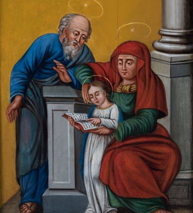 Zdjęcie nr 2: Feretron obrazowy osadzony jest na prostopadłościennej, profilowanej, zwężającej się ku górze podstawie z parą otworów na drążki. Pola obrazowe w kształcie stojących prostokątów ujęte są profilowanymi, złoconymi ramami zdobionymi po bokach dwoma parami akantowych wolut oraz zwieńczonymi ornamentyką akantową z okrągłym medalionem pośrodku z monogramem maryjnym i krzyżem. Na awersie znajduje się przedstawienie Świętej Rodziny. Pośrodku kompozycji ukazana jest w półpostaci, zwrócona w trzech czwartych w prawo Maria. Owalną twarz charakteryzują wyraziste rysy z długim, prostym nosem, dużymi oczami, ustami w lekkim uśmiechu i zaróżowionymi policzkami. Matka Boska ubrana jest w dwie, spodnią i wierzchnią, jasnoróżowe suknie o zielonej podszewce oraz mankietach i kołnierzu obszytych złotymi galonami zdobionymi kamieniami jubilerskimi i perłami. Jej głowę osłania kwiecista chusta oraz długi, półprzejrzysty, koronkowy welon. Maria oburącz podtrzymuje, tuląc do siebie, Dzieciątko zwrócone w pozycji półleżącej, w trzech czwartych w lewo. Zaokrągloną twarz Jezusa charakteryzują podobnie modelowane rysy. Ma on na sobie koronkową, półprzejrzystą koszulkę z długimi rękawami i czerwoną kokardką pod szyją oraz kraciaste powijaki w odcieniach czerni, szarości i bieli powiązane czerwono-niebieskimi, haftowanymi taśmami. W uniesionej, lewej ręce trzyma mały bukiecik z trzech czerwonych róż oraz dwa małe, niebieskie owoce, w prawej, opuszczonej wzdłuż ciała ulistnioną gałązkę z dwoma małymi, niebieskimi owocami. Głowę Marii i Jezusa wieńczą zamknięte, złote, kameryzowane korony. Poniżej widoczna jest z prawego profilu sylwetka małego Jana Chrzciciela o równie wyrazistych rysach zwróconej niemal na wprost twarzy i krótkich, kręconych jasnobrązowych włosach. Jego nagą sylwetkę osłania narzucony na lewe ramię czerwony płaszcz. Oburącz podtrzymuje małego baranka oraz niewielki krzyż na długim drzewcu z białą szarfą z napisem „ECCE AGNUS DEI”. Z tyłu, po lewej stronie kompozycji znajduje się zwrócony lekko w trzech czwartych w lewo św. Józef. Owalną twarz charakteryzują równie wyraziste, jak w przypadku pozostałych postaci rysy, wzrok skierowany na wprost, dwie poziome bruzdy na czole oraz krótki, siwy zarost. Włosy są krótkie, siwe i falowane, ze skręconym kosmykiem nad czołem. Święty ubrany jest w zapinaną na guziki niebieską koszulę z niewielkim kołnierzykiem oraz narzuconą na wierzch szaro-zieloną sukmanę. W wysuniętej spod niej prawej dłoni trzyma kwiat białej lilii. Nad głową św. Józefa jest aureola z gwiazdką pośrodku. Postaci znajdują się w pomieszczeniu, którego ściany zdobią biało-bordowe, pionowe pasy. Po prawej stronie znajduje się okno, za którym widać pejzaż miejski z murowaną zabudową o czerwonych dachach, w której wyróżnia się dwuwieżowa sylwetka kościoła. Obraz utrzymany jest w rozbudowanej, intensywnej kolorystyce.
Na rewersie feretronu znajduje się całopostaciowe przedstawienie św. Joachima i św. Anny uczących małą Marię. Po prawej stronie ukazana jest zwrócona w trzech czwartych w prawo, siedząca św. Anna. Owalną twarz charakteryzują wyraziste, sumarycznie opracowane rysy dojrzałej kobiety oraz opuszczone w dół spojrzenie. Ubrana jest w zieloną suknię z żółtą chustą związaną pod szyją oraz czerwony, osłaniający głowę, ramiona i nogi płaszcz. Prawą rękę wspiera na znajdującym się obok kamiennym pulpicie, lewą ujmuje stojącą po lewej stronie Marię i trzymaną przez nią otwartą księgę. Maria zwrócona jest w trzech czwartych w lewo. Pochyloną głowę charakteryzuje zaokrąglona twarz o sumarycznie opracowanych rysach i skierowanym w dół wzroku. Jasnobrązowe włosy są zaczesane do tyłu. Maria ubrana jest w długą, białą suknię i przerzucony przez prawe ramię niebieski płaszcz. Palcem lewej ręki wskazuje na zapisany w trzymanej przez nią księdze tekst. Tuż obok stoi zwrócony w trzech czwartych w lewo św. Joachim pochylony i opierający się lewą ręką o kamienny pulpit. Twarz o rysach mężczyzny w podeszłym wieku charakteryzuje długi, siwy zarost oraz opuszczone spojrzenie. Wydatną łysinę ujmują po bokach krótkie, siwe włosy. Ubrany jest w niebieską suknię i narzucony na lewe ramię, szaro-niebieski płaszcz. Prawa ręka jest opuszczona wzdłuż ciała. Na stopach postaci są sandały, ponad głowami Anny i Joachima unoszą się aureole z pojedynczymi gwiazdami w środku, głowę Marii aureola okala. Po prawej stronie kompozycji znajduje się kolumna osadzona na wysokim cokole, posadzka jest brązowa, tło żółte. Malowidło utrzymane jest w intensywnej kolorystyce, charakteryzuje je sumaryczny modelunek.  
