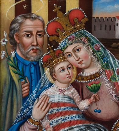 Zdjęcie nr 1: Feretron obrazowy osadzony jest na prostopadłościennej, profilowanej, zwężającej się ku górze podstawie z parą otworów na drążki. Pola obrazowe w kształcie stojących prostokątów ujęte są profilowanymi, złoconymi ramami zdobionymi po bokach dwoma parami akantowych wolut oraz zwieńczonymi ornamentyką akantową z okrągłym medalionem pośrodku z monogramem maryjnym i krzyżem. Na awersie znajduje się przedstawienie Świętej Rodziny. Pośrodku kompozycji ukazana jest w półpostaci, zwrócona w trzech czwartych w prawo Maria. Owalną twarz charakteryzują wyraziste rysy z długim, prostym nosem, dużymi oczami, ustami w lekkim uśmiechu i zaróżowionymi policzkami. Matka Boska ubrana jest w dwie, spodnią i wierzchnią, jasnoróżowe suknie o zielonej podszewce oraz mankietach i kołnierzu obszytych złotymi galonami zdobionymi kamieniami jubilerskimi i perłami. Jej głowę osłania kwiecista chusta oraz długi, półprzejrzysty, koronkowy welon. Maria oburącz podtrzymuje, tuląc do siebie, Dzieciątko zwrócone w pozycji półleżącej, w trzech czwartych w lewo. Zaokrągloną twarz Jezusa charakteryzują podobnie modelowane rysy. Ma on na sobie koronkową, półprzejrzystą koszulkę z długimi rękawami i czerwoną kokardką pod szyją oraz kraciaste powijaki w odcieniach czerni, szarości i bieli powiązane czerwono-niebieskimi, haftowanymi taśmami. W uniesionej, lewej ręce trzyma mały bukiecik z trzech czerwonych róż oraz dwa małe, niebieskie owoce, w prawej, opuszczonej wzdłuż ciała ulistnioną gałązkę z dwoma małymi, niebieskimi owocami. Głowę Marii i Jezusa wieńczą zamknięte, złote, kameryzowane korony. Poniżej widoczna jest z prawego profilu sylwetka małego Jana Chrzciciela o równie wyrazistych rysach zwróconej niemal na wprost twarzy i krótkich, kręconych jasnobrązowych włosach. Jego nagą sylwetkę osłania narzucony na lewe ramię czerwony płaszcz. Oburącz podtrzymuje małego baranka oraz niewielki krzyż na długim drzewcu z białą szarfą z napisem „ECCE AGNUS DEI”. Z tyłu, po lewej stronie kompozycji znajduje się zwrócony lekko w trzech czwartych w lewo św. Józef. Owalną twarz charakteryzują równie wyraziste, jak w przypadku pozostałych postaci rysy, wzrok skierowany na wprost, dwie poziome bruzdy na czole oraz krótki, siwy zarost. Włosy są krótkie, siwe i falowane, ze skręconym kosmykiem nad czołem. Święty ubrany jest w zapinaną na guziki niebieską koszulę z niewielkim kołnierzykiem oraz narzuconą na wierzch szaro-zieloną sukmanę. W wysuniętej spod niej prawej dłoni trzyma kwiat białej lilii. Nad głową św. Józefa jest aureola z gwiazdką pośrodku. Postaci znajdują się w pomieszczeniu, którego ściany zdobią biało-bordowe, pionowe pasy. Po prawej stronie znajduje się okno, za którym widać pejzaż miejski z murowaną zabudową o czerwonych dachach, w której wyróżnia się dwuwieżowa sylwetka kościoła. Obraz utrzymany jest w rozbudowanej, intensywnej kolorystyce.
Na rewersie feretronu znajduje się całopostaciowe przedstawienie św. Joachima i św. Anny uczących małą Marię. Po prawej stronie ukazana jest zwrócona w trzech czwartych w prawo, siedząca św. Anna. Owalną twarz charakteryzują wyraziste, sumarycznie opracowane rysy dojrzałej kobiety oraz opuszczone w dół spojrzenie. Ubrana jest w zieloną suknię z żółtą chustą związaną pod szyją oraz czerwony, osłaniający głowę, ramiona i nogi płaszcz. Prawą rękę wspiera na znajdującym się obok kamiennym pulpicie, lewą ujmuje stojącą po lewej stronie Marię i trzymaną przez nią otwartą księgę. Maria zwrócona jest w trzech czwartych w lewo. Pochyloną głowę charakteryzuje zaokrąglona twarz o sumarycznie opracowanych rysach i skierowanym w dół wzroku. Jasnobrązowe włosy są zaczesane do tyłu. Maria ubrana jest w długą, białą suknię i przerzucony przez prawe ramię niebieski płaszcz. Palcem lewej ręki wskazuje na zapisany w trzymanej przez nią księdze tekst. Tuż obok stoi zwrócony w trzech czwartych w lewo św. Joachim pochylony i opierający się lewą ręką o kamienny pulpit. Twarz o rysach mężczyzny w podeszłym wieku charakteryzuje długi, siwy zarost oraz opuszczone spojrzenie. Wydatną łysinę ujmują po bokach krótkie, siwe włosy. Ubrany jest w niebieską suknię i narzucony na lewe ramię, szaro-niebieski płaszcz. Prawa ręka jest opuszczona wzdłuż ciała. Na stopach postaci są sandały, ponad głowami Anny i Joachima unoszą się aureole z pojedynczymi gwiazdami w środku, głowę Marii aureola okala. Po prawej stronie kompozycji znajduje się kolumna osadzona na wysokim cokole, posadzka jest brązowa, tło żółte. Malowidło utrzymane jest w intensywnej kolorystyce, charakteryzuje je sumaryczny modelunek.  
