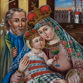 Zdjęcie nr 1: Feretron obrazowy osadzony jest na prostopadłościennej, profilowanej, zwężającej się ku górze podstawie z parą otworów na drążki. Pola obrazowe w kształcie stojących prostokątów ujęte są profilowanymi, złoconymi ramami zdobionymi po bokach dwoma parami akantowych wolut oraz zwieńczonymi ornamentyką akantową z okrągłym medalionem pośrodku z monogramem maryjnym i krzyżem. Na awersie znajduje się przedstawienie Świętej Rodziny. Pośrodku kompozycji ukazana jest w półpostaci, zwrócona w trzech czwartych w prawo Maria. Owalną twarz charakteryzują wyraziste rysy z długim, prostym nosem, dużymi oczami, ustami w lekkim uśmiechu i zaróżowionymi policzkami. Matka Boska ubrana jest w dwie, spodnią i wierzchnią, jasnoróżowe suknie o zielonej podszewce oraz mankietach i kołnierzu obszytych złotymi galonami zdobionymi kamieniami jubilerskimi i perłami. Jej głowę osłania kwiecista chusta oraz długi, półprzejrzysty, koronkowy welon. Maria oburącz podtrzymuje, tuląc do siebie, Dzieciątko zwrócone w pozycji półleżącej, w trzech czwartych w lewo. Zaokrągloną twarz Jezusa charakteryzują podobnie modelowane rysy. Ma on na sobie koronkową, półprzejrzystą koszulkę z długimi rękawami i czerwoną kokardką pod szyją oraz kraciaste powijaki w odcieniach czerni, szarości i bieli powiązane czerwono-niebieskimi, haftowanymi taśmami. W uniesionej, lewej ręce trzyma mały bukiecik z trzech czerwonych róż oraz dwa małe, niebieskie owoce, w prawej, opuszczonej wzdłuż ciała ulistnioną gałązkę z dwoma małymi, niebieskimi owocami. Głowę Marii i Jezusa wieńczą zamknięte, złote, kameryzowane korony. Poniżej widoczna jest z prawego profilu sylwetka małego Jana Chrzciciela o równie wyrazistych rysach zwróconej niemal na wprost twarzy i krótkich, kręconych jasnobrązowych włosach. Jego nagą sylwetkę osłania narzucony na lewe ramię czerwony płaszcz. Oburącz podtrzymuje małego baranka oraz niewielki krzyż na długim drzewcu z białą szarfą z napisem „ECCE AGNUS DEI”. Z tyłu, po lewej stronie kompozycji znajduje się zwrócony lekko w trzech czwartych w lewo św. Józef. Owalną twarz charakteryzują równie wyraziste, jak w przypadku pozostałych postaci rysy, wzrok skierowany na wprost, dwie poziome bruzdy na czole oraz krótki, siwy zarost. Włosy są krótkie, siwe i falowane, ze skręconym kosmykiem nad czołem. Święty ubrany jest w zapinaną na guziki niebieską koszulę z niewielkim kołnierzykiem oraz narzuconą na wierzch szaro-zieloną sukmanę. W wysuniętej spod niej prawej dłoni trzyma kwiat białej lilii. Nad głową św. Józefa jest aureola z gwiazdką pośrodku. Postaci znajdują się w pomieszczeniu, którego ściany zdobią biało-bordowe, pionowe pasy. Po prawej stronie znajduje się okno, za którym widać pejzaż miejski z murowaną zabudową o czerwonych dachach, w której wyróżnia się dwuwieżowa sylwetka kościoła. Obraz utrzymany jest w rozbudowanej, intensywnej kolorystyce.
Na rewersie feretronu znajduje się całopostaciowe przedstawienie św. Joachima i św. Anny uczących małą Marię. Po prawej stronie ukazana jest zwrócona w trzech czwartych w prawo, siedząca św. Anna. Owalną twarz charakteryzują wyraziste, sumarycznie opracowane rysy dojrzałej kobiety oraz opuszczone w dół spojrzenie. Ubrana jest w zieloną suknię z żółtą chustą związaną pod szyją oraz czerwony, osłaniający głowę, ramiona i nogi płaszcz. Prawą rękę wspiera na znajdującym się obok kamiennym pulpicie, lewą ujmuje stojącą po lewej stronie Marię i trzymaną przez nią otwartą księgę. Maria zwrócona jest w trzech czwartych w lewo. Pochyloną głowę charakteryzuje zaokrąglona twarz o sumarycznie opracowanych rysach i skierowanym w dół wzroku. Jasnobrązowe włosy są zaczesane do tyłu. Maria ubrana jest w długą, białą suknię i przerzucony przez prawe ramię niebieski płaszcz. Palcem lewej ręki wskazuje na zapisany w trzymanej przez nią księdze tekst. Tuż obok stoi zwrócony w trzech czwartych w lewo św. Joachim pochylony i opierający się lewą ręką o kamienny pulpit. Twarz o rysach mężczyzny w podeszłym wieku charakteryzuje długi, siwy zarost oraz opuszczone spojrzenie. Wydatną łysinę ujmują po bokach krótkie, siwe włosy. Ubrany jest w niebieską suknię i narzucony na lewe ramię, szaro-niebieski płaszcz. Prawa ręka jest opuszczona wzdłuż ciała. Na stopach postaci są sandały, ponad głowami Anny i Joachima unoszą się aureole z pojedynczymi gwiazdami w środku, głowę Marii aureola okala. Po prawej stronie kompozycji znajduje się kolumna osadzona na wysokim cokole, posadzka jest brązowa, tło żółte. Malowidło utrzymane jest w intensywnej kolorystyce, charakteryzuje je sumaryczny modelunek.  
