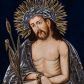 Zdjęcie nr 1: Feretron w typie obrazowym osadzony na niewysokiej podstawie z parą otworów na drążki. Pola obrazowe w kształcie stojących prostokątów ujmuje dekoracyjna rama z rzeźbionym motywem wici winnej latorośli, zwieńczona medalionem z monogramem chrystologicznym na awersie i maryjnym na rewersie. Awers feretronu zajmuje półpostaciowy wizerunek Jezusa w typie Ecce Homo. Jezus zwrócony jest nieznacznie w trzech czwartych w prawo. Przechyloną głowę charakteryzuje pociągła twarz o delikatnych rysach, długim nosie i krótkim, brązowym zaroście. Długie, falowane włosy opadają na barki. Głowę wieńczy cierniowa korona i okala promienisty nimb. Na czole i barkach widoczne są drobne stróżki krwi. Nagi tors Jezusa charakteryzuje rytmiczny układ żeber. Skrzyżowane na wysokości talii, zgięte w łokciach ręce związane są w nadgarstkach sznurem, w lewej dłoni trzyma pojedynczą trzcinę. Na ramiona Jezusa narzucony jest osłaniający biodra, zdobiony motywem kwiatowym płaszcz. Elementy takie jak nimb, korona cierniowa, sznur, trzcina i płaszcz są płaskorzeźbione, złocone i srebrzone. Tło utrzymane jest w odcieniu szafirowym. 
Rewers feretronu stanowi wizerunek Matki Boskiej Częstochowskiej. Ukazana półpostaciowo, zwrócona frontalnie Maria ma nieznacznie w trzech czwartych w lewo skierowaną głowę. Pociągłą, owalną twarz charakteryzują linearnie opracowane rysy o nieco przymkniętych oczach, długim prostym nosie i niewielkich ustach. Maria ubrana jest w suknię i osłaniający jej głowę i sylwetkę płaszcz. Prawą, uniesioną na wysokości klatki piersiowej dłonią o wyprostowanych palcach wskazuje na siedzące na jej lewej ręce Dzieciątko zwrócone w trzech czwartych w prawo. Okrągłą twarz Jezusa charakteryzują rysy dorosłego człowieka, o podobnym do Marii typie fizjonomii. Ubrany jest w długą suknię o trójkątnym dekolcie. Prawą rękę unosi w geście błogosławieństwa, lewą ujmuje trzymaną na kolanach zamkniętą księgę. Karnacje postaci są ciemne, a ich głowy wieńczą korony w typie otwartym i okalają nimby z motywem promieni oraz wieniec 12 gwiazd. Szaty, korony, nimby, gwiazdy i księga są płaskorzeźbione, złocone i srebrzone. Tło utrzymane jest w odcieniu czerwieni.        
