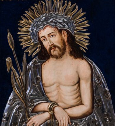 Zdjęcie nr 1: Feretron w typie obrazowym osadzony na niewysokiej podstawie z parą otworów na drążki. Pola obrazowe w kształcie stojących prostokątów ujmuje dekoracyjna rama z rzeźbionym motywem wici winnej latorośli, zwieńczona medalionem z monogramem chrystologicznym na awersie i maryjnym na rewersie. Awers feretronu zajmuje półpostaciowy wizerunek Jezusa w typie Ecce Homo. Jezus zwrócony jest nieznacznie w trzech czwartych w prawo. Przechyloną głowę charakteryzuje pociągła twarz o delikatnych rysach, długim nosie i krótkim, brązowym zaroście. Długie, falowane włosy opadają na barki. Głowę wieńczy cierniowa korona i okala promienisty nimb. Na czole i barkach widoczne są drobne stróżki krwi. Nagi tors Jezusa charakteryzuje rytmiczny układ żeber. Skrzyżowane na wysokości talii, zgięte w łokciach ręce związane są w nadgarstkach sznurem, w lewej dłoni trzyma pojedynczą trzcinę. Na ramiona Jezusa narzucony jest osłaniający biodra, zdobiony motywem kwiatowym płaszcz. Elementy takie jak nimb, korona cierniowa, sznur, trzcina i płaszcz są płaskorzeźbione, złocone i srebrzone. Tło utrzymane jest w odcieniu szafirowym. 
Rewers feretronu stanowi wizerunek Matki Boskiej Częstochowskiej. Ukazana półpostaciowo, zwrócona frontalnie Maria ma nieznacznie w trzech czwartych w lewo skierowaną głowę. Pociągłą, owalną twarz charakteryzują linearnie opracowane rysy o nieco przymkniętych oczach, długim prostym nosie i niewielkich ustach. Maria ubrana jest w suknię i osłaniający jej głowę i sylwetkę płaszcz. Prawą, uniesioną na wysokości klatki piersiowej dłonią o wyprostowanych palcach wskazuje na siedzące na jej lewej ręce Dzieciątko zwrócone w trzech czwartych w prawo. Okrągłą twarz Jezusa charakteryzują rysy dorosłego człowieka, o podobnym do Marii typie fizjonomii. Ubrany jest w długą suknię o trójkątnym dekolcie. Prawą rękę unosi w geście błogosławieństwa, lewą ujmuje trzymaną na kolanach zamkniętą księgę. Karnacje postaci są ciemne, a ich głowy wieńczą korony w typie otwartym i okalają nimby z motywem promieni oraz wieniec 12 gwiazd. Szaty, korony, nimby, gwiazdy i księga są płaskorzeźbione, złocone i srebrzone. Tło utrzymane jest w odcieniu czerwieni.        
