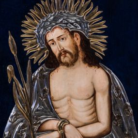 Zdjęcie nr 1: Feretron w typie obrazowym osadzony na niewysokiej podstawie z parą otworów na drążki. Pola obrazowe w kształcie stojących prostokątów ujmuje dekoracyjna rama z rzeźbionym motywem wici winnej latorośli, zwieńczona medalionem z monogramem chrystologicznym na awersie i maryjnym na rewersie. Awers feretronu zajmuje półpostaciowy wizerunek Jezusa w typie Ecce Homo. Jezus zwrócony jest nieznacznie w trzech czwartych w prawo. Przechyloną głowę charakteryzuje pociągła twarz o delikatnych rysach, długim nosie i krótkim, brązowym zaroście. Długie, falowane włosy opadają na barki. Głowę wieńczy cierniowa korona i okala promienisty nimb. Na czole i barkach widoczne są drobne stróżki krwi. Nagi tors Jezusa charakteryzuje rytmiczny układ żeber. Skrzyżowane na wysokości talii, zgięte w łokciach ręce związane są w nadgarstkach sznurem, w lewej dłoni trzyma pojedynczą trzcinę. Na ramiona Jezusa narzucony jest osłaniający biodra, zdobiony motywem kwiatowym płaszcz. Elementy takie jak nimb, korona cierniowa, sznur, trzcina i płaszcz są płaskorzeźbione, złocone i srebrzone. Tło utrzymane jest w odcieniu szafirowym. 
Rewers feretronu stanowi wizerunek Matki Boskiej Częstochowskiej. Ukazana półpostaciowo, zwrócona frontalnie Maria ma nieznacznie w trzech czwartych w lewo skierowaną głowę. Pociągłą, owalną twarz charakteryzują linearnie opracowane rysy o nieco przymkniętych oczach, długim prostym nosie i niewielkich ustach. Maria ubrana jest w suknię i osłaniający jej głowę i sylwetkę płaszcz. Prawą, uniesioną na wysokości klatki piersiowej dłonią o wyprostowanych palcach wskazuje na siedzące na jej lewej ręce Dzieciątko zwrócone w trzech czwartych w prawo. Okrągłą twarz Jezusa charakteryzują rysy dorosłego człowieka, o podobnym do Marii typie fizjonomii. Ubrany jest w długą suknię o trójkątnym dekolcie. Prawą rękę unosi w geście błogosławieństwa, lewą ujmuje trzymaną na kolanach zamkniętą księgę. Karnacje postaci są ciemne, a ich głowy wieńczą korony w typie otwartym i okalają nimby z motywem promieni oraz wieniec 12 gwiazd. Szaty, korony, nimby, gwiazdy i księga są płaskorzeźbione, złocone i srebrzone. Tło utrzymane jest w odcieniu czerwieni.        
