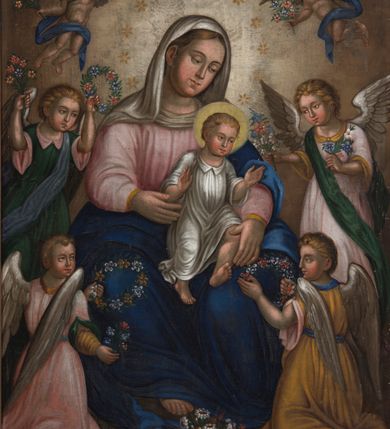 Zdjęcie nr 1: Obraz uzyskał kształt stojącego prostokąta. Przedstawiono na nim Matkę Boską z Dzieciątkiem w otoczeniu aniołów. Madonna siedzi  zwrócona frontalnie w nieznacznym ujęciu trzech trzecich w lewo, podtrzymując na lewym kolanie Dzieciątko Jezus. Ma owalną twarz z rumianymi policzkami, lekko przymknięte oczy, prosty nos i niewielkie usta. Jej wzrok skierowany jest ku dołowi. Głowę otaczają jasnobrązowe włosy zaczesane za prawe ucho. Widoczne są spod białego welonu opadającego na ramiona. Wokół głowy widnieje jaśniejący nimb i 12 gwiazd. Maria ubrana jest w różową suknię o rękawach lamowanych złotą taśmą i niebieski, przerzucony przez lewe ramię, zakrywający nogi i spływający na ziemię płaszcz. Pod szyją namalowano zawiniętą chustę. Siedzące Dzieciątko zostało ujęte w trzech trzecich w lewo. Mały Jezus ma na wysokości piersi lekko rozłożone i wyciągnięte ręce. Jego twarz o rumianych policzkach jest owalna. Ma brązowe oczy skierowane ku dołowi, prosty nos i małe usta. Głowę otaczają jasnozłote włosy i wyraźnie zaznaczony żółty nimb. Ubrany jest w białą tunikę z kołnierzykiem sięgającą stóp. Madonnę otacza sześć symetrycznie ukazanych uskrzydlonych, jasnowłosych aniołów. Ich owalne twarze mają różowe policzki. Najniżej przedstawiono po obu stronach Madonny dwa klęczące na brunatnej posadzce anioły ujęte w trzech czwartych. Pierwszy, ukazany z twarzą w profilu, ubrany jest w żółtą tunikę, drugi z głową skierowaną w stronę widza w różową. Obaj przewiązani są w pasie niebieskimi szarfami. W rękach trzymają wianuszki z kwiatów. Anioł z lewej strony dodatkowo trzyma mały bukiecik kwiatów. Pomiędzy obu aniołami pod stopami Madonny stoi na posadzce kosz z kolorowymi kwiatami. Powyżej widać drugą parę aniołów ujętych w trzech czwartych z wianuszkami i bukietami kwiatów trzymanych w uniesionych rękach. Anioł z lewej strony ma różową koszulę z kołnierzykiem, zieloną tunikę oraz niebieską szarfę przepasaną na ukos przez ramię. Z kolei anioł z prawej strony ubrany jest w różową tunikę z zieloną szarfą. Nad głową Marii wyobrażono gołębicę z rozpostartymi skrzydłami jako symbol Ducha Świętego. Po obu jej stronach widać dwa mniejsze anioły unoszące się na jasnougrowym tle całego obrazu. Ich nagie postacie przepasane są w partii bioder niebieskimi, rozwianymi szarfami. W dłoniach trzymają bukieciki i wianuszek z kwiatów. Na dole obrazu na tle posadzki znajduje się złocisty napis „DELICIE VIRGINITATIS” oraz mniejszy fundacyjny pisany rubrą „R(OKU) P(AŃSKIEGO) 1874” i czarnym kolorem „Fondator Piotr i Katarzyna Tomczyk”.