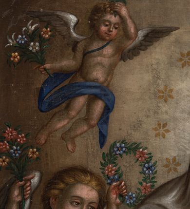 Zdjęcie nr 7: Obraz uzyskał kształt stojącego prostokąta. Przedstawiono na nim Matkę Boską z Dzieciątkiem w otoczeniu aniołów. Madonna siedzi  zwrócona frontalnie w nieznacznym ujęciu trzech trzecich w lewo, podtrzymując na lewym kolanie Dzieciątko Jezus. Ma owalną twarz z rumianymi policzkami, lekko przymknięte oczy, prosty nos i niewielkie usta. Jej wzrok skierowany jest ku dołowi. Głowę otaczają jasnobrązowe włosy zaczesane za prawe ucho. Widoczne są spod białego welonu opadającego na ramiona. Wokół głowy widnieje jaśniejący nimb i 12 gwiazd. Maria ubrana jest w różową suknię o rękawach lamowanych złotą taśmą i niebieski, przerzucony przez lewe ramię, zakrywający nogi i spływający na ziemię płaszcz. Pod szyją namalowano zawiniętą chustę. Siedzące Dzieciątko zostało ujęte w trzech trzecich w lewo. Mały Jezus ma na wysokości piersi lekko rozłożone i wyciągnięte ręce. Jego twarz o rumianych policzkach jest owalna. Ma brązowe oczy skierowane ku dołowi, prosty nos i małe usta. Głowę otaczają jasnozłote włosy i wyraźnie zaznaczony żółty nimb. Ubrany jest w białą tunikę z kołnierzykiem sięgającą stóp. Madonnę otacza sześć symetrycznie ukazanych uskrzydlonych, jasnowłosych aniołów. Ich owalne twarze mają różowe policzki. Najniżej przedstawiono po obu stronach Madonny dwa klęczące na brunatnej posadzce anioły ujęte w trzech czwartych. Pierwszy, ukazany z twarzą w profilu, ubrany jest w żółtą tunikę, drugi z głową skierowaną w stronę widza w różową. Obaj przewiązani są w pasie niebieskimi szarfami. W rękach trzymają wianuszki z kwiatów. Anioł z lewej strony dodatkowo trzyma mały bukiecik kwiatów. Pomiędzy obu aniołami pod stopami Madonny stoi na posadzce kosz z kolorowymi kwiatami. Powyżej widać drugą parę aniołów ujętych w trzech czwartych z wianuszkami i bukietami kwiatów trzymanych w uniesionych rękach. Anioł z lewej strony ma różową koszulę z kołnierzykiem, zieloną tunikę oraz niebieską szarfę przepasaną na ukos przez ramię. Z kolei anioł z prawej strony ubrany jest w różową tunikę z zieloną szarfą. Nad głową Marii wyobrażono gołębicę z rozpostartymi skrzydłami jako symbol Ducha Świętego. Po obu jej stronach widać dwa mniejsze anioły unoszące się na jasnougrowym tle całego obrazu. Ich nagie postacie przepasane są w partii bioder niebieskimi, rozwianymi szarfami. W dłoniach trzymają bukieciki i wianuszek z kwiatów. Na dole obrazu na tle posadzki znajduje się złocisty napis „DELICIE VIRGINITATIS” oraz mniejszy fundacyjny pisany rubrą „R(OKU) P(AŃSKIEGO) 1874” i czarnym kolorem „Fondator Piotr i Katarzyna Tomczyk”.