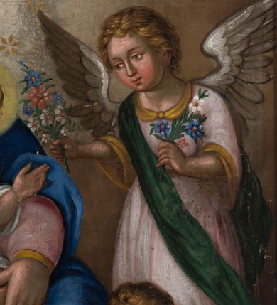 Zdjęcie nr 8: Obraz uzyskał kształt stojącego prostokąta. Przedstawiono na nim Matkę Boską z Dzieciątkiem w otoczeniu aniołów. Madonna siedzi  zwrócona frontalnie w nieznacznym ujęciu trzech trzecich w lewo, podtrzymując na lewym kolanie Dzieciątko Jezus. Ma owalną twarz z rumianymi policzkami, lekko przymknięte oczy, prosty nos i niewielkie usta. Jej wzrok skierowany jest ku dołowi. Głowę otaczają jasnobrązowe włosy zaczesane za prawe ucho. Widoczne są spod białego welonu opadającego na ramiona. Wokół głowy widnieje jaśniejący nimb i 12 gwiazd. Maria ubrana jest w różową suknię o rękawach lamowanych złotą taśmą i niebieski, przerzucony przez lewe ramię, zakrywający nogi i spływający na ziemię płaszcz. Pod szyją namalowano zawiniętą chustę. Siedzące Dzieciątko zostało ujęte w trzech trzecich w lewo. Mały Jezus ma na wysokości piersi lekko rozłożone i wyciągnięte ręce. Jego twarz o rumianych policzkach jest owalna. Ma brązowe oczy skierowane ku dołowi, prosty nos i małe usta. Głowę otaczają jasnozłote włosy i wyraźnie zaznaczony żółty nimb. Ubrany jest w białą tunikę z kołnierzykiem sięgającą stóp. Madonnę otacza sześć symetrycznie ukazanych uskrzydlonych, jasnowłosych aniołów. Ich owalne twarze mają różowe policzki. Najniżej przedstawiono po obu stronach Madonny dwa klęczące na brunatnej posadzce anioły ujęte w trzech czwartych. Pierwszy, ukazany z twarzą w profilu, ubrany jest w żółtą tunikę, drugi z głową skierowaną w stronę widza w różową. Obaj przewiązani są w pasie niebieskimi szarfami. W rękach trzymają wianuszki z kwiatów. Anioł z lewej strony dodatkowo trzyma mały bukiecik kwiatów. Pomiędzy obu aniołami pod stopami Madonny stoi na posadzce kosz z kolorowymi kwiatami. Powyżej widać drugą parę aniołów ujętych w trzech czwartych z wianuszkami i bukietami kwiatów trzymanych w uniesionych rękach. Anioł z lewej strony ma różową koszulę z kołnierzykiem, zieloną tunikę oraz niebieską szarfę przepasaną na ukos przez ramię. Z kolei anioł z prawej strony ubrany jest w różową tunikę z zieloną szarfą. Nad głową Marii wyobrażono gołębicę z rozpostartymi skrzydłami jako symbol Ducha Świętego. Po obu jej stronach widać dwa mniejsze anioły unoszące się na jasnougrowym tle całego obrazu. Ich nagie postacie przepasane są w partii bioder niebieskimi, rozwianymi szarfami. W dłoniach trzymają bukieciki i wianuszek z kwiatów. Na dole obrazu na tle posadzki znajduje się złocisty napis „DELICIE VIRGINITATIS” oraz mniejszy fundacyjny pisany rubrą „R(OKU) P(AŃSKIEGO) 1874” i czarnym kolorem „Fondator Piotr i Katarzyna Tomczyk”.