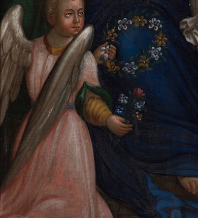 Zdjęcie nr 9: Obraz uzyskał kształt stojącego prostokąta. Przedstawiono na nim Matkę Boską z Dzieciątkiem w otoczeniu aniołów. Madonna siedzi  zwrócona frontalnie w nieznacznym ujęciu trzech trzecich w lewo, podtrzymując na lewym kolanie Dzieciątko Jezus. Ma owalną twarz z rumianymi policzkami, lekko przymknięte oczy, prosty nos i niewielkie usta. Jej wzrok skierowany jest ku dołowi. Głowę otaczają jasnobrązowe włosy zaczesane za prawe ucho. Widoczne są spod białego welonu opadającego na ramiona. Wokół głowy widnieje jaśniejący nimb i 12 gwiazd. Maria ubrana jest w różową suknię o rękawach lamowanych złotą taśmą i niebieski, przerzucony przez lewe ramię, zakrywający nogi i spływający na ziemię płaszcz. Pod szyją namalowano zawiniętą chustę. Siedzące Dzieciątko zostało ujęte w trzech trzecich w lewo. Mały Jezus ma na wysokości piersi lekko rozłożone i wyciągnięte ręce. Jego twarz o rumianych policzkach jest owalna. Ma brązowe oczy skierowane ku dołowi, prosty nos i małe usta. Głowę otaczają jasnozłote włosy i wyraźnie zaznaczony żółty nimb. Ubrany jest w białą tunikę z kołnierzykiem sięgającą stóp. Madonnę otacza sześć symetrycznie ukazanych uskrzydlonych, jasnowłosych aniołów. Ich owalne twarze mają różowe policzki. Najniżej przedstawiono po obu stronach Madonny dwa klęczące na brunatnej posadzce anioły ujęte w trzech czwartych. Pierwszy, ukazany z twarzą w profilu, ubrany jest w żółtą tunikę, drugi z głową skierowaną w stronę widza w różową. Obaj przewiązani są w pasie niebieskimi szarfami. W rękach trzymają wianuszki z kwiatów. Anioł z lewej strony dodatkowo trzyma mały bukiecik kwiatów. Pomiędzy obu aniołami pod stopami Madonny stoi na posadzce kosz z kolorowymi kwiatami. Powyżej widać drugą parę aniołów ujętych w trzech czwartych z wianuszkami i bukietami kwiatów trzymanych w uniesionych rękach. Anioł z lewej strony ma różową koszulę z kołnierzykiem, zieloną tunikę oraz niebieską szarfę przepasaną na ukos przez ramię. Z kolei anioł z prawej strony ubrany jest w różową tunikę z zieloną szarfą. Nad głową Marii wyobrażono gołębicę z rozpostartymi skrzydłami jako symbol Ducha Świętego. Po obu jej stronach widać dwa mniejsze anioły unoszące się na jasnougrowym tle całego obrazu. Ich nagie postacie przepasane są w partii bioder niebieskimi, rozwianymi szarfami. W dłoniach trzymają bukieciki i wianuszek z kwiatów. Na dole obrazu na tle posadzki znajduje się złocisty napis „DELICIE VIRGINITATIS” oraz mniejszy fundacyjny pisany rubrą „R(OKU) P(AŃSKIEGO) 1874” i czarnym kolorem „Fondator Piotr i Katarzyna Tomczyk”.