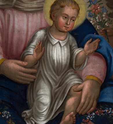 Zdjęcie nr 4: Obraz uzyskał kształt stojącego prostokąta. Przedstawiono na nim Matkę Boską z Dzieciątkiem w otoczeniu aniołów. Madonna siedzi  zwrócona frontalnie w nieznacznym ujęciu trzech trzecich w lewo, podtrzymując na lewym kolanie Dzieciątko Jezus. Ma owalną twarz z rumianymi policzkami, lekko przymknięte oczy, prosty nos i niewielkie usta. Jej wzrok skierowany jest ku dołowi. Głowę otaczają jasnobrązowe włosy zaczesane za prawe ucho. Widoczne są spod białego welonu opadającego na ramiona. Wokół głowy widnieje jaśniejący nimb i 12 gwiazd. Maria ubrana jest w różową suknię o rękawach lamowanych złotą taśmą i niebieski, przerzucony przez lewe ramię, zakrywający nogi i spływający na ziemię płaszcz. Pod szyją namalowano zawiniętą chustę. Siedzące Dzieciątko zostało ujęte w trzech trzecich w lewo. Mały Jezus ma na wysokości piersi lekko rozłożone i wyciągnięte ręce. Jego twarz o rumianych policzkach jest owalna. Ma brązowe oczy skierowane ku dołowi, prosty nos i małe usta. Głowę otaczają jasnozłote włosy i wyraźnie zaznaczony żółty nimb. Ubrany jest w białą tunikę z kołnierzykiem sięgającą stóp. Madonnę otacza sześć symetrycznie ukazanych uskrzydlonych, jasnowłosych aniołów. Ich owalne twarze mają różowe policzki. Najniżej przedstawiono po obu stronach Madonny dwa klęczące na brunatnej posadzce anioły ujęte w trzech czwartych. Pierwszy, ukazany z twarzą w profilu, ubrany jest w żółtą tunikę, drugi z głową skierowaną w stronę widza w różową. Obaj przewiązani są w pasie niebieskimi szarfami. W rękach trzymają wianuszki z kwiatów. Anioł z lewej strony dodatkowo trzyma mały bukiecik kwiatów. Pomiędzy obu aniołami pod stopami Madonny stoi na posadzce kosz z kolorowymi kwiatami. Powyżej widać drugą parę aniołów ujętych w trzech czwartych z wianuszkami i bukietami kwiatów trzymanych w uniesionych rękach. Anioł z lewej strony ma różową koszulę z kołnierzykiem, zieloną tunikę oraz niebieską szarfę przepasaną na ukos przez ramię. Z kolei anioł z prawej strony ubrany jest w różową tunikę z zieloną szarfą. Nad głową Marii wyobrażono gołębicę z rozpostartymi skrzydłami jako symbol Ducha Świętego. Po obu jej stronach widać dwa mniejsze anioły unoszące się na jasnougrowym tle całego obrazu. Ich nagie postacie przepasane są w partii bioder niebieskimi, rozwianymi szarfami. W dłoniach trzymają bukieciki i wianuszek z kwiatów. Na dole obrazu na tle posadzki znajduje się złocisty napis „DELICIE VIRGINITATIS” oraz mniejszy fundacyjny pisany rubrą „R(OKU) P(AŃSKIEGO) 1874” i czarnym kolorem „Fondator Piotr i Katarzyna Tomczyk”.