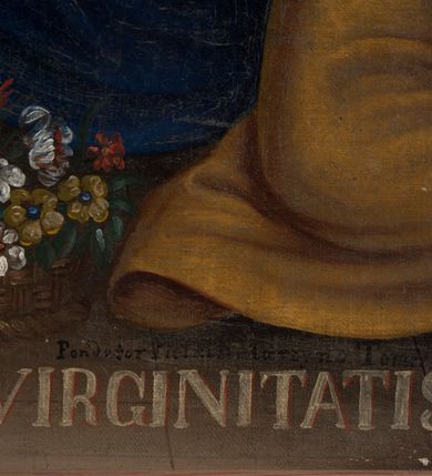 Zdjęcie nr 10: Obraz uzyskał kształt stojącego prostokąta. Przedstawiono na nim Matkę Boską z Dzieciątkiem w otoczeniu aniołów. Madonna siedzi  zwrócona frontalnie w nieznacznym ujęciu trzech trzecich w lewo, podtrzymując na lewym kolanie Dzieciątko Jezus. Ma owalną twarz z rumianymi policzkami, lekko przymknięte oczy, prosty nos i niewielkie usta. Jej wzrok skierowany jest ku dołowi. Głowę otaczają jasnobrązowe włosy zaczesane za prawe ucho. Widoczne są spod białego welonu opadającego na ramiona. Wokół głowy widnieje jaśniejący nimb i 12 gwiazd. Maria ubrana jest w różową suknię o rękawach lamowanych złotą taśmą i niebieski, przerzucony przez lewe ramię, zakrywający nogi i spływający na ziemię płaszcz. Pod szyją namalowano zawiniętą chustę. Siedzące Dzieciątko zostało ujęte w trzech trzecich w lewo. Mały Jezus ma na wysokości piersi lekko rozłożone i wyciągnięte ręce. Jego twarz o rumianych policzkach jest owalna. Ma brązowe oczy skierowane ku dołowi, prosty nos i małe usta. Głowę otaczają jasnozłote włosy i wyraźnie zaznaczony żółty nimb. Ubrany jest w białą tunikę z kołnierzykiem sięgającą stóp. Madonnę otacza sześć symetrycznie ukazanych uskrzydlonych, jasnowłosych aniołów. Ich owalne twarze mają różowe policzki. Najniżej przedstawiono po obu stronach Madonny dwa klęczące na brunatnej posadzce anioły ujęte w trzech czwartych. Pierwszy, ukazany z twarzą w profilu, ubrany jest w żółtą tunikę, drugi z głową skierowaną w stronę widza w różową. Obaj przewiązani są w pasie niebieskimi szarfami. W rękach trzymają wianuszki z kwiatów. Anioł z lewej strony dodatkowo trzyma mały bukiecik kwiatów. Pomiędzy obu aniołami pod stopami Madonny stoi na posadzce kosz z kolorowymi kwiatami. Powyżej widać drugą parę aniołów ujętych w trzech czwartych z wianuszkami i bukietami kwiatów trzymanych w uniesionych rękach. Anioł z lewej strony ma różową koszulę z kołnierzykiem, zieloną tunikę oraz niebieską szarfę przepasaną na ukos przez ramię. Z kolei anioł z prawej strony ubrany jest w różową tunikę z zieloną szarfą. Nad głową Marii wyobrażono gołębicę z rozpostartymi skrzydłami jako symbol Ducha Świętego. Po obu jej stronach widać dwa mniejsze anioły unoszące się na jasnougrowym tle całego obrazu. Ich nagie postacie przepasane są w partii bioder niebieskimi, rozwianymi szarfami. W dłoniach trzymają bukieciki i wianuszek z kwiatów. Na dole obrazu na tle posadzki znajduje się złocisty napis „DELICIE VIRGINITATIS” oraz mniejszy fundacyjny pisany rubrą „R(OKU) P(AŃSKIEGO) 1874” i czarnym kolorem „Fondator Piotr i Katarzyna Tomczyk”.