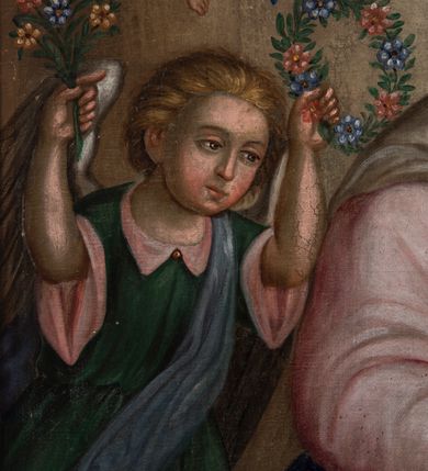 Zdjęcie nr 6: Obraz uzyskał kształt stojącego prostokąta. Przedstawiono na nim Matkę Boską z Dzieciątkiem w otoczeniu aniołów. Madonna siedzi  zwrócona frontalnie w nieznacznym ujęciu trzech trzecich w lewo, podtrzymując na lewym kolanie Dzieciątko Jezus. Ma owalną twarz z rumianymi policzkami, lekko przymknięte oczy, prosty nos i niewielkie usta. Jej wzrok skierowany jest ku dołowi. Głowę otaczają jasnobrązowe włosy zaczesane za prawe ucho. Widoczne są spod białego welonu opadającego na ramiona. Wokół głowy widnieje jaśniejący nimb i 12 gwiazd. Maria ubrana jest w różową suknię o rękawach lamowanych złotą taśmą i niebieski, przerzucony przez lewe ramię, zakrywający nogi i spływający na ziemię płaszcz. Pod szyją namalowano zawiniętą chustę. Siedzące Dzieciątko zostało ujęte w trzech trzecich w lewo. Mały Jezus ma na wysokości piersi lekko rozłożone i wyciągnięte ręce. Jego twarz o rumianych policzkach jest owalna. Ma brązowe oczy skierowane ku dołowi, prosty nos i małe usta. Głowę otaczają jasnozłote włosy i wyraźnie zaznaczony żółty nimb. Ubrany jest w białą tunikę z kołnierzykiem sięgającą stóp. Madonnę otacza sześć symetrycznie ukazanych uskrzydlonych, jasnowłosych aniołów. Ich owalne twarze mają różowe policzki. Najniżej przedstawiono po obu stronach Madonny dwa klęczące na brunatnej posadzce anioły ujęte w trzech czwartych. Pierwszy, ukazany z twarzą w profilu, ubrany jest w żółtą tunikę, drugi z głową skierowaną w stronę widza w różową. Obaj przewiązani są w pasie niebieskimi szarfami. W rękach trzymają wianuszki z kwiatów. Anioł z lewej strony dodatkowo trzyma mały bukiecik kwiatów. Pomiędzy obu aniołami pod stopami Madonny stoi na posadzce kosz z kolorowymi kwiatami. Powyżej widać drugą parę aniołów ujętych w trzech czwartych z wianuszkami i bukietami kwiatów trzymanych w uniesionych rękach. Anioł z lewej strony ma różową koszulę z kołnierzykiem, zieloną tunikę oraz niebieską szarfę przepasaną na ukos przez ramię. Z kolei anioł z prawej strony ubrany jest w różową tunikę z zieloną szarfą. Nad głową Marii wyobrażono gołębicę z rozpostartymi skrzydłami jako symbol Ducha Świętego. Po obu jej stronach widać dwa mniejsze anioły unoszące się na jasnougrowym tle całego obrazu. Ich nagie postacie przepasane są w partii bioder niebieskimi, rozwianymi szarfami. W dłoniach trzymają bukieciki i wianuszek z kwiatów. Na dole obrazu na tle posadzki znajduje się złocisty napis „DELICIE VIRGINITATIS” oraz mniejszy fundacyjny pisany rubrą „R(OKU) P(AŃSKIEGO) 1874” i czarnym kolorem „Fondator Piotr i Katarzyna Tomczyk”.