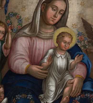 Zdjęcie nr 2: Obraz uzyskał kształt stojącego prostokąta. Przedstawiono na nim Matkę Boską z Dzieciątkiem w otoczeniu aniołów. Madonna siedzi  zwrócona frontalnie w nieznacznym ujęciu trzech trzecich w lewo, podtrzymując na lewym kolanie Dzieciątko Jezus. Ma owalną twarz z rumianymi policzkami, lekko przymknięte oczy, prosty nos i niewielkie usta. Jej wzrok skierowany jest ku dołowi. Głowę otaczają jasnobrązowe włosy zaczesane za prawe ucho. Widoczne są spod białego welonu opadającego na ramiona. Wokół głowy widnieje jaśniejący nimb i 12 gwiazd. Maria ubrana jest w różową suknię o rękawach lamowanych złotą taśmą i niebieski, przerzucony przez lewe ramię, zakrywający nogi i spływający na ziemię płaszcz. Pod szyją namalowano zawiniętą chustę. Siedzące Dzieciątko zostało ujęte w trzech trzecich w lewo. Mały Jezus ma na wysokości piersi lekko rozłożone i wyciągnięte ręce. Jego twarz o rumianych policzkach jest owalna. Ma brązowe oczy skierowane ku dołowi, prosty nos i małe usta. Głowę otaczają jasnozłote włosy i wyraźnie zaznaczony żółty nimb. Ubrany jest w białą tunikę z kołnierzykiem sięgającą stóp. Madonnę otacza sześć symetrycznie ukazanych uskrzydlonych, jasnowłosych aniołów. Ich owalne twarze mają różowe policzki. Najniżej przedstawiono po obu stronach Madonny dwa klęczące na brunatnej posadzce anioły ujęte w trzech czwartych. Pierwszy, ukazany z twarzą w profilu, ubrany jest w żółtą tunikę, drugi z głową skierowaną w stronę widza w różową. Obaj przewiązani są w pasie niebieskimi szarfami. W rękach trzymają wianuszki z kwiatów. Anioł z lewej strony dodatkowo trzyma mały bukiecik kwiatów. Pomiędzy obu aniołami pod stopami Madonny stoi na posadzce kosz z kolorowymi kwiatami. Powyżej widać drugą parę aniołów ujętych w trzech czwartych z wianuszkami i bukietami kwiatów trzymanych w uniesionych rękach. Anioł z lewej strony ma różową koszulę z kołnierzykiem, zieloną tunikę oraz niebieską szarfę przepasaną na ukos przez ramię. Z kolei anioł z prawej strony ubrany jest w różową tunikę z zieloną szarfą. Nad głową Marii wyobrażono gołębicę z rozpostartymi skrzydłami jako symbol Ducha Świętego. Po obu jej stronach widać dwa mniejsze anioły unoszące się na jasnougrowym tle całego obrazu. Ich nagie postacie przepasane są w partii bioder niebieskimi, rozwianymi szarfami. W dłoniach trzymają bukieciki i wianuszek z kwiatów. Na dole obrazu na tle posadzki znajduje się złocisty napis „DELICIE VIRGINITATIS” oraz mniejszy fundacyjny pisany rubrą „R(OKU) P(AŃSKIEGO) 1874” i czarnym kolorem „Fondator Piotr i Katarzyna Tomczyk”.