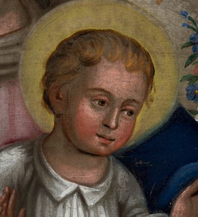 Zdjęcie nr 5: Obraz uzyskał kształt stojącego prostokąta. Przedstawiono na nim Matkę Boską z Dzieciątkiem w otoczeniu aniołów. Madonna siedzi  zwrócona frontalnie w nieznacznym ujęciu trzech trzecich w lewo, podtrzymując na lewym kolanie Dzieciątko Jezus. Ma owalną twarz z rumianymi policzkami, lekko przymknięte oczy, prosty nos i niewielkie usta. Jej wzrok skierowany jest ku dołowi. Głowę otaczają jasnobrązowe włosy zaczesane za prawe ucho. Widoczne są spod białego welonu opadającego na ramiona. Wokół głowy widnieje jaśniejący nimb i 12 gwiazd. Maria ubrana jest w różową suknię o rękawach lamowanych złotą taśmą i niebieski, przerzucony przez lewe ramię, zakrywający nogi i spływający na ziemię płaszcz. Pod szyją namalowano zawiniętą chustę. Siedzące Dzieciątko zostało ujęte w trzech trzecich w lewo. Mały Jezus ma na wysokości piersi lekko rozłożone i wyciągnięte ręce. Jego twarz o rumianych policzkach jest owalna. Ma brązowe oczy skierowane ku dołowi, prosty nos i małe usta. Głowę otaczają jasnozłote włosy i wyraźnie zaznaczony żółty nimb. Ubrany jest w białą tunikę z kołnierzykiem sięgającą stóp. Madonnę otacza sześć symetrycznie ukazanych uskrzydlonych, jasnowłosych aniołów. Ich owalne twarze mają różowe policzki. Najniżej przedstawiono po obu stronach Madonny dwa klęczące na brunatnej posadzce anioły ujęte w trzech czwartych. Pierwszy, ukazany z twarzą w profilu, ubrany jest w żółtą tunikę, drugi z głową skierowaną w stronę widza w różową. Obaj przewiązani są w pasie niebieskimi szarfami. W rękach trzymają wianuszki z kwiatów. Anioł z lewej strony dodatkowo trzyma mały bukiecik kwiatów. Pomiędzy obu aniołami pod stopami Madonny stoi na posadzce kosz z kolorowymi kwiatami. Powyżej widać drugą parę aniołów ujętych w trzech czwartych z wianuszkami i bukietami kwiatów trzymanych w uniesionych rękach. Anioł z lewej strony ma różową koszulę z kołnierzykiem, zieloną tunikę oraz niebieską szarfę przepasaną na ukos przez ramię. Z kolei anioł z prawej strony ubrany jest w różową tunikę z zieloną szarfą. Nad głową Marii wyobrażono gołębicę z rozpostartymi skrzydłami jako symbol Ducha Świętego. Po obu jej stronach widać dwa mniejsze anioły unoszące się na jasnougrowym tle całego obrazu. Ich nagie postacie przepasane są w partii bioder niebieskimi, rozwianymi szarfami. W dłoniach trzymają bukieciki i wianuszek z kwiatów. Na dole obrazu na tle posadzki znajduje się złocisty napis „DELICIE VIRGINITATIS” oraz mniejszy fundacyjny pisany rubrą „R(OKU) P(AŃSKIEGO) 1874” i czarnym kolorem „Fondator Piotr i Katarzyna Tomczyk”.