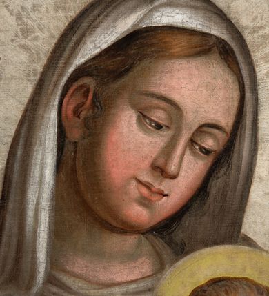 Zdjęcie nr 3: Obraz uzyskał kształt stojącego prostokąta. Przedstawiono na nim Matkę Boską z Dzieciątkiem w otoczeniu aniołów. Madonna siedzi  zwrócona frontalnie w nieznacznym ujęciu trzech trzecich w lewo, podtrzymując na lewym kolanie Dzieciątko Jezus. Ma owalną twarz z rumianymi policzkami, lekko przymknięte oczy, prosty nos i niewielkie usta. Jej wzrok skierowany jest ku dołowi. Głowę otaczają jasnobrązowe włosy zaczesane za prawe ucho. Widoczne są spod białego welonu opadającego na ramiona. Wokół głowy widnieje jaśniejący nimb i 12 gwiazd. Maria ubrana jest w różową suknię o rękawach lamowanych złotą taśmą i niebieski, przerzucony przez lewe ramię, zakrywający nogi i spływający na ziemię płaszcz. Pod szyją namalowano zawiniętą chustę. Siedzące Dzieciątko zostało ujęte w trzech trzecich w lewo. Mały Jezus ma na wysokości piersi lekko rozłożone i wyciągnięte ręce. Jego twarz o rumianych policzkach jest owalna. Ma brązowe oczy skierowane ku dołowi, prosty nos i małe usta. Głowę otaczają jasnozłote włosy i wyraźnie zaznaczony żółty nimb. Ubrany jest w białą tunikę z kołnierzykiem sięgającą stóp. Madonnę otacza sześć symetrycznie ukazanych uskrzydlonych, jasnowłosych aniołów. Ich owalne twarze mają różowe policzki. Najniżej przedstawiono po obu stronach Madonny dwa klęczące na brunatnej posadzce anioły ujęte w trzech czwartych. Pierwszy, ukazany z twarzą w profilu, ubrany jest w żółtą tunikę, drugi z głową skierowaną w stronę widza w różową. Obaj przewiązani są w pasie niebieskimi szarfami. W rękach trzymają wianuszki z kwiatów. Anioł z lewej strony dodatkowo trzyma mały bukiecik kwiatów. Pomiędzy obu aniołami pod stopami Madonny stoi na posadzce kosz z kolorowymi kwiatami. Powyżej widać drugą parę aniołów ujętych w trzech czwartych z wianuszkami i bukietami kwiatów trzymanych w uniesionych rękach. Anioł z lewej strony ma różową koszulę z kołnierzykiem, zieloną tunikę oraz niebieską szarfę przepasaną na ukos przez ramię. Z kolei anioł z prawej strony ubrany jest w różową tunikę z zieloną szarfą. Nad głową Marii wyobrażono gołębicę z rozpostartymi skrzydłami jako symbol Ducha Świętego. Po obu jej stronach widać dwa mniejsze anioły unoszące się na jasnougrowym tle całego obrazu. Ich nagie postacie przepasane są w partii bioder niebieskimi, rozwianymi szarfami. W dłoniach trzymają bukieciki i wianuszek z kwiatów. Na dole obrazu na tle posadzki znajduje się złocisty napis „DELICIE VIRGINITATIS” oraz mniejszy fundacyjny pisany rubrą „R(OKU) P(AŃSKIEGO) 1874” i czarnym kolorem „Fondator Piotr i Katarzyna Tomczyk”.