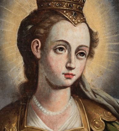 Zdjęcie nr 5: Obraz uzyskał kształt stojącego prostokąta. W centrum kompozycji na pierwszym planie przedstawiono św. Barbarę na tle górskiego krajobrazu z zachmurzonym niebem. Święta została przedstawiona w całej postaci, w lekkim kontrapoście, z głową zwróconą w lewo. Ma owalną twarz, wysokie czoło, duże oczy, prosty nos, małe usta. W prawej, opuszczonej przed siebie ręce trzyma otwartą księgę i palmę, lewą ma przyciśniętą do piersi. Ubrana jest w czerwoną tunikę i białą, zdobioną złotym ornamentem spódnicę. Na nich ma założoną zielonkawą, przewiązaną pod biustem suknię, obszytą u spodu złocistym pasem ornamentalnym. Rękawy sukni są spięte złotymi spinkami. Wykrojony dekolt sukni lamowany jest złotą taśmą, z ozdobnymi aplikacjami spływającymi na ramiona. Na szyi widać sznur pereł. W partii bioder widoczny jest czerwony płaszcz swobodnie opadający na ziemię po obu stronach postaci, przytrzymany przyłożoną do ciała księgą. Jego boki zdobi złocista borta. Spod spódnicy widać czubki białych butów. Na głowie otoczonej promienistym nimbem święta ma pięciosterczynową złotą koronę zdobioną imitacją kamieni szlachetnych i pereł. We włosach ma wpleciony szary welon łagodnie opadający na jej lewe ramię. Z prawej strony św. Barbary stoi jasnowłosy aniołek, który, spoglądając na nią, prawą ręką wskazuje na unoszący się w prawym górnym rogu obrazu kielich z hostią. Uskrzydlony aniołek jest ubrany w różową tunikę z podwiniętymi rękawami sięgającą kolan. W lewej ręce trzyma ludzką czaszkę nieznacznie zawiniętą w ciemnoniebieską tkaninę podbitą brązem, przerzuconą przez prawe ramię. Jego twarz z rumianymi policzkami jest okrągła, okalają ją jasne loki. Na wysokości spojrzenia św. Barbary został wyobrażony jaśniejący w glorii złoty kielich z hostią. Wspiera się on na trzech uskrzydlonych główkach anielskich. Pary anielskich skrzydeł są niebieskie, białe i czerwone. Na drugim planie z lewej strony świętej widoczna jest jej scena męczeństw, a z prawej cylindryczna wieża. W scenie męczeństwa święta klęczy w kontrapoście przed ojcem, z głową skierowaną w lewo. Ubrana jest w przewiązaną w talii zielonkawą suknię ze spiętymi rękawami. Poniżej jej bioder opada czerwony płaszcz. Na głowie ma złotą koronę, spod której spływają włosy i welon trzymany przez ojca w lewej ręce. Ojciec Barbary został przedstawiony jako starszy, brodaty mężczyzna o pociągłej twarzy stojący na rozsuniętych nogach. Ubrany jest w sięgającą kolan niebieskawą, rozwianą tunikę oraz cynobrowy płaszcz i tego samego koloru nogawice. Na głowie ma czerwoną czapkę obszytą futrem. W uniesionej prawej ręce ma krótką szablę, a lewą trzyma córkę za pasmo włosów i welon. Wyobrażona przy prawej krawędzi obrazu cylindryczna wieża jest trzykondygnacyjną budowlą, ze środkowym piętrem wydzielonym gzymsem, zakończonym nadwieszonym krenelażem z owalnymi bartyzelami. Na tym poziomie znajduje się półokrągłe okno. Nieco mniejsze, trzecie piętro wieży przykrywa ścięty dach.  