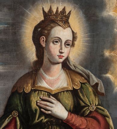 Zdjęcie nr 2: Obraz uzyskał kształt stojącego prostokąta. W centrum kompozycji na pierwszym planie przedstawiono św. Barbarę na tle górskiego krajobrazu z zachmurzonym niebem. Święta została przedstawiona w całej postaci, w lekkim kontrapoście, z głową zwróconą w lewo. Ma owalną twarz, wysokie czoło, duże oczy, prosty nos, małe usta. W prawej, opuszczonej przed siebie ręce trzyma otwartą księgę i palmę, lewą ma przyciśniętą do piersi. Ubrana jest w czerwoną tunikę i białą, zdobioną złotym ornamentem spódnicę. Na nich ma założoną zielonkawą, przewiązaną pod biustem suknię, obszytą u spodu złocistym pasem ornamentalnym. Rękawy sukni są spięte złotymi spinkami. Wykrojony dekolt sukni lamowany jest złotą taśmą, z ozdobnymi aplikacjami spływającymi na ramiona. Na szyi widać sznur pereł. W partii bioder widoczny jest czerwony płaszcz swobodnie opadający na ziemię po obu stronach postaci, przytrzymany przyłożoną do ciała księgą. Jego boki zdobi złocista borta. Spod spódnicy widać czubki białych butów. Na głowie otoczonej promienistym nimbem święta ma pięciosterczynową złotą koronę zdobioną imitacją kamieni szlachetnych i pereł. We włosach ma wpleciony szary welon łagodnie opadający na jej lewe ramię. Z prawej strony św. Barbary stoi jasnowłosy aniołek, który, spoglądając na nią, prawą ręką wskazuje na unoszący się w prawym górnym rogu obrazu kielich z hostią. Uskrzydlony aniołek jest ubrany w różową tunikę z podwiniętymi rękawami sięgającą kolan. W lewej ręce trzyma ludzką czaszkę nieznacznie zawiniętą w ciemnoniebieską tkaninę podbitą brązem, przerzuconą przez prawe ramię. Jego twarz z rumianymi policzkami jest okrągła, okalają ją jasne loki. Na wysokości spojrzenia św. Barbary został wyobrażony jaśniejący w glorii złoty kielich z hostią. Wspiera się on na trzech uskrzydlonych główkach anielskich. Pary anielskich skrzydeł są niebieskie, białe i czerwone. Na drugim planie z lewej strony świętej widoczna jest jej scena męczeństw, a z prawej cylindryczna wieża. W scenie męczeństwa święta klęczy w kontrapoście przed ojcem, z głową skierowaną w lewo. Ubrana jest w przewiązaną w talii zielonkawą suknię ze spiętymi rękawami. Poniżej jej bioder opada czerwony płaszcz. Na głowie ma złotą koronę, spod której spływają włosy i welon trzymany przez ojca w lewej ręce. Ojciec Barbary został przedstawiony jako starszy, brodaty mężczyzna o pociągłej twarzy stojący na rozsuniętych nogach. Ubrany jest w sięgającą kolan niebieskawą, rozwianą tunikę oraz cynobrowy płaszcz i tego samego koloru nogawice. Na głowie ma czerwoną czapkę obszytą futrem. W uniesionej prawej ręce ma krótką szablę, a lewą trzyma córkę za pasmo włosów i welon. Wyobrażona przy prawej krawędzi obrazu cylindryczna wieża jest trzykondygnacyjną budowlą, ze środkowym piętrem wydzielonym gzymsem, zakończonym nadwieszonym krenelażem z owalnymi bartyzelami. Na tym poziomie znajduje się półokrągłe okno. Nieco mniejsze, trzecie piętro wieży przykrywa ścięty dach.  