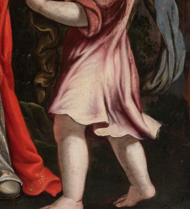 Zdjęcie nr 12: Obraz uzyskał kształt stojącego prostokąta. W centrum kompozycji na pierwszym planie przedstawiono św. Barbarę na tle górskiego krajobrazu z zachmurzonym niebem. Święta została przedstawiona w całej postaci, w lekkim kontrapoście, z głową zwróconą w lewo. Ma owalną twarz, wysokie czoło, duże oczy, prosty nos, małe usta. W prawej, opuszczonej przed siebie ręce trzyma otwartą księgę i palmę, lewą ma przyciśniętą do piersi. Ubrana jest w czerwoną tunikę i białą, zdobioną złotym ornamentem spódnicę. Na nich ma założoną zielonkawą, przewiązaną pod biustem suknię, obszytą u spodu złocistym pasem ornamentalnym. Rękawy sukni są spięte złotymi spinkami. Wykrojony dekolt sukni lamowany jest złotą taśmą, z ozdobnymi aplikacjami spływającymi na ramiona. Na szyi widać sznur pereł. W partii bioder widoczny jest czerwony płaszcz swobodnie opadający na ziemię po obu stronach postaci, przytrzymany przyłożoną do ciała księgą. Jego boki zdobi złocista borta. Spod spódnicy widać czubki białych butów. Na głowie otoczonej promienistym nimbem święta ma pięciosterczynową złotą koronę zdobioną imitacją kamieni szlachetnych i pereł. We włosach ma wpleciony szary welon łagodnie opadający na jej lewe ramię. Z prawej strony św. Barbary stoi jasnowłosy aniołek, który, spoglądając na nią, prawą ręką wskazuje na unoszący się w prawym górnym rogu obrazu kielich z hostią. Uskrzydlony aniołek jest ubrany w różową tunikę z podwiniętymi rękawami sięgającą kolan. W lewej ręce trzyma ludzką czaszkę nieznacznie zawiniętą w ciemnoniebieską tkaninę podbitą brązem, przerzuconą przez prawe ramię. Jego twarz z rumianymi policzkami jest okrągła, okalają ją jasne loki. Na wysokości spojrzenia św. Barbary został wyobrażony jaśniejący w glorii złoty kielich z hostią. Wspiera się on na trzech uskrzydlonych główkach anielskich. Pary anielskich skrzydeł są niebieskie, białe i czerwone. Na drugim planie z lewej strony świętej widoczna jest jej scena męczeństw, a z prawej cylindryczna wieża. W scenie męczeństwa święta klęczy w kontrapoście przed ojcem, z głową skierowaną w lewo. Ubrana jest w przewiązaną w talii zielonkawą suknię ze spiętymi rękawami. Poniżej jej bioder opada czerwony płaszcz. Na głowie ma złotą koronę, spod której spływają włosy i welon trzymany przez ojca w lewej ręce. Ojciec Barbary został przedstawiony jako starszy, brodaty mężczyzna o pociągłej twarzy stojący na rozsuniętych nogach. Ubrany jest w sięgającą kolan niebieskawą, rozwianą tunikę oraz cynobrowy płaszcz i tego samego koloru nogawice. Na głowie ma czerwoną czapkę obszytą futrem. W uniesionej prawej ręce ma krótką szablę, a lewą trzyma córkę za pasmo włosów i welon. Wyobrażona przy prawej krawędzi obrazu cylindryczna wieża jest trzykondygnacyjną budowlą, ze środkowym piętrem wydzielonym gzymsem, zakończonym nadwieszonym krenelażem z owalnymi bartyzelami. Na tym poziomie znajduje się półokrągłe okno. Nieco mniejsze, trzecie piętro wieży przykrywa ścięty dach.  