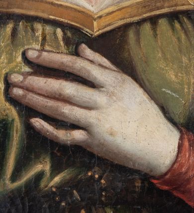 Zdjęcie nr 4: Obraz uzyskał kształt stojącego prostokąta. W centrum kompozycji na pierwszym planie przedstawiono św. Barbarę na tle górskiego krajobrazu z zachmurzonym niebem. Święta została przedstawiona w całej postaci, w lekkim kontrapoście, z głową zwróconą w lewo. Ma owalną twarz, wysokie czoło, duże oczy, prosty nos, małe usta. W prawej, opuszczonej przed siebie ręce trzyma otwartą księgę i palmę, lewą ma przyciśniętą do piersi. Ubrana jest w czerwoną tunikę i białą, zdobioną złotym ornamentem spódnicę. Na nich ma założoną zielonkawą, przewiązaną pod biustem suknię, obszytą u spodu złocistym pasem ornamentalnym. Rękawy sukni są spięte złotymi spinkami. Wykrojony dekolt sukni lamowany jest złotą taśmą, z ozdobnymi aplikacjami spływającymi na ramiona. Na szyi widać sznur pereł. W partii bioder widoczny jest czerwony płaszcz swobodnie opadający na ziemię po obu stronach postaci, przytrzymany przyłożoną do ciała księgą. Jego boki zdobi złocista borta. Spod spódnicy widać czubki białych butów. Na głowie otoczonej promienistym nimbem święta ma pięciosterczynową złotą koronę zdobioną imitacją kamieni szlachetnych i pereł. We włosach ma wpleciony szary welon łagodnie opadający na jej lewe ramię. Z prawej strony św. Barbary stoi jasnowłosy aniołek, który, spoglądając na nią, prawą ręką wskazuje na unoszący się w prawym górnym rogu obrazu kielich z hostią. Uskrzydlony aniołek jest ubrany w różową tunikę z podwiniętymi rękawami sięgającą kolan. W lewej ręce trzyma ludzką czaszkę nieznacznie zawiniętą w ciemnoniebieską tkaninę podbitą brązem, przerzuconą przez prawe ramię. Jego twarz z rumianymi policzkami jest okrągła, okalają ją jasne loki. Na wysokości spojrzenia św. Barbary został wyobrażony jaśniejący w glorii złoty kielich z hostią. Wspiera się on na trzech uskrzydlonych główkach anielskich. Pary anielskich skrzydeł są niebieskie, białe i czerwone. Na drugim planie z lewej strony świętej widoczna jest jej scena męczeństw, a z prawej cylindryczna wieża. W scenie męczeństwa święta klęczy w kontrapoście przed ojcem, z głową skierowaną w lewo. Ubrana jest w przewiązaną w talii zielonkawą suknię ze spiętymi rękawami. Poniżej jej bioder opada czerwony płaszcz. Na głowie ma złotą koronę, spod której spływają włosy i welon trzymany przez ojca w lewej ręce. Ojciec Barbary został przedstawiony jako starszy, brodaty mężczyzna o pociągłej twarzy stojący na rozsuniętych nogach. Ubrany jest w sięgającą kolan niebieskawą, rozwianą tunikę oraz cynobrowy płaszcz i tego samego koloru nogawice. Na głowie ma czerwoną czapkę obszytą futrem. W uniesionej prawej ręce ma krótką szablę, a lewą trzyma córkę za pasmo włosów i welon. Wyobrażona przy prawej krawędzi obrazu cylindryczna wieża jest trzykondygnacyjną budowlą, ze środkowym piętrem wydzielonym gzymsem, zakończonym nadwieszonym krenelażem z owalnymi bartyzelami. Na tym poziomie znajduje się półokrągłe okno. Nieco mniejsze, trzecie piętro wieży przykrywa ścięty dach.  