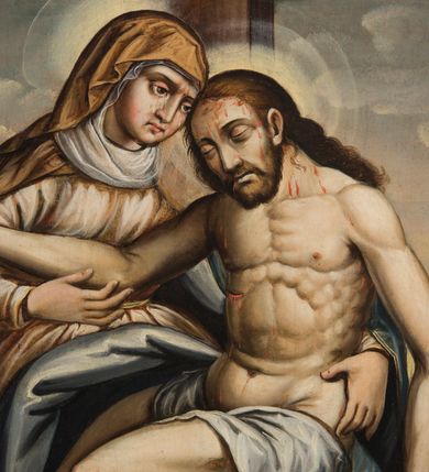 Zdjęcie nr 2: Obraz ma kształt stojącego prostokąta zbliżonego do kwadratu. Ujęty jest w nową, szeroką ramę zdobioną pasem ornamentu składającego się z liści i kwiatów, zamkniętego złoconymi profilami. Na rewersie obrazu ukazano Pietę. W centrum kompozycji widoczna jest siedząca u podnóża krzyża Matka Boska ze zmarłym Chrystusem na kolanach. Maria, patrząc lekko w dół, tuli twarz do głowy syna. Po jej rumianych policzkach spływają łzy. Twarz ma małą, okrągłą, z głęboko osadzonymi oczami, prostym nosem i niewielkimi ustami. Lewą ręką obejmuje Chrystusa w talii, prawą podtrzymuje jego prawą rękę. Odziana jest w jasnobrązową, związaną sznurem w talii suknię i granatowy, lamowany złotem płaszcz z białą podszewką. Na głowie ma półprzejrzysty welon i brązową, opadającą na ramiona chustę. Spod sukni widać fragmenty czarnych butów. Na opadającej głowie Chrystusa widoczne są stróżki krwi. Martwy Jezus ma spuchnięte, zamknięte oczy i sine usta. Twarz okala krótka broda oraz opadające na plecy, brązowe, falowane włosy. Muskularny tors zwrócony jest do widza. Jego biodra przepasuje białe perizonium. Na jego dłoniach i stopach widać ślady krwi i rany po gwoździach. Prawą rękę Chrystusa podtrzymuje Maria, lewa opada swobodnie w dół. Skrzyżowane nogi ugięte są w kolanach, lewa stopa jest wysunięta przed prawą. Głowy obu postaci otaczają jasnożółte nimby. W tle, o niskiej linii horyzontu, widoczny jest górzysty krajobraz i zachmurzone niebo, zapowiadające nadchodzący zmierzch. Z lewej strony przy krawędzi obrazu na ziemi leży skrwawiona korona cierniowa.