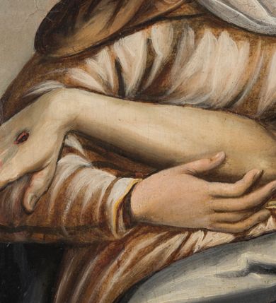 Zdjęcie nr 4: Obraz ma kształt stojącego prostokąta zbliżonego do kwadratu. Ujęty jest w nową, szeroką ramę zdobioną pasem ornamentu składającego się z liści i kwiatów, zamkniętego złoconymi profilami. Na rewersie obrazu ukazano Pietę. W centrum kompozycji widoczna jest siedząca u podnóża krzyża Matka Boska ze zmarłym Chrystusem na kolanach. Maria, patrząc lekko w dół, tuli twarz do głowy syna. Po jej rumianych policzkach spływają łzy. Twarz ma małą, okrągłą, z głęboko osadzonymi oczami, prostym nosem i niewielkimi ustami. Lewą ręką obejmuje Chrystusa w talii, prawą podtrzymuje jego prawą rękę. Odziana jest w jasnobrązową, związaną sznurem w talii suknię i granatowy, lamowany złotem płaszcz z białą podszewką. Na głowie ma półprzejrzysty welon i brązową, opadającą na ramiona chustę. Spod sukni widać fragmenty czarnych butów. Na opadającej głowie Chrystusa widoczne są stróżki krwi. Martwy Jezus ma spuchnięte, zamknięte oczy i sine usta. Twarz okala krótka broda oraz opadające na plecy, brązowe, falowane włosy. Muskularny tors zwrócony jest do widza. Jego biodra przepasuje białe perizonium. Na jego dłoniach i stopach widać ślady krwi i rany po gwoździach. Prawą rękę Chrystusa podtrzymuje Maria, lewa opada swobodnie w dół. Skrzyżowane nogi ugięte są w kolanach, lewa stopa jest wysunięta przed prawą. Głowy obu postaci otaczają jasnożółte nimby. W tle, o niskiej linii horyzontu, widoczny jest górzysty krajobraz i zachmurzone niebo, zapowiadające nadchodzący zmierzch. Z lewej strony przy krawędzi obrazu na ziemi leży skrwawiona korona cierniowa.