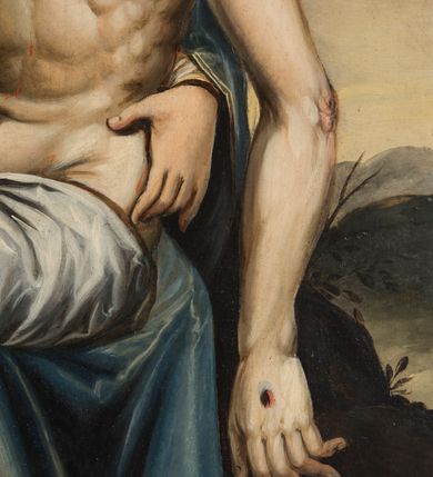 Zdjęcie nr 5: Obraz ma kształt stojącego prostokąta zbliżonego do kwadratu. Ujęty jest w nową, szeroką ramę zdobioną pasem ornamentu składającego się z liści i kwiatów, zamkniętego złoconymi profilami. Na rewersie obrazu ukazano Pietę. W centrum kompozycji widoczna jest siedząca u podnóża krzyża Matka Boska ze zmarłym Chrystusem na kolanach. Maria, patrząc lekko w dół, tuli twarz do głowy syna. Po jej rumianych policzkach spływają łzy. Twarz ma małą, okrągłą, z głęboko osadzonymi oczami, prostym nosem i niewielkimi ustami. Lewą ręką obejmuje Chrystusa w talii, prawą podtrzymuje jego prawą rękę. Odziana jest w jasnobrązową, związaną sznurem w talii suknię i granatowy, lamowany złotem płaszcz z białą podszewką. Na głowie ma półprzejrzysty welon i brązową, opadającą na ramiona chustę. Spod sukni widać fragmenty czarnych butów. Na opadającej głowie Chrystusa widoczne są stróżki krwi. Martwy Jezus ma spuchnięte, zamknięte oczy i sine usta. Twarz okala krótka broda oraz opadające na plecy, brązowe, falowane włosy. Muskularny tors zwrócony jest do widza. Jego biodra przepasuje białe perizonium. Na jego dłoniach i stopach widać ślady krwi i rany po gwoździach. Prawą rękę Chrystusa podtrzymuje Maria, lewa opada swobodnie w dół. Skrzyżowane nogi ugięte są w kolanach, lewa stopa jest wysunięta przed prawą. Głowy obu postaci otaczają jasnożółte nimby. W tle, o niskiej linii horyzontu, widoczny jest górzysty krajobraz i zachmurzone niebo, zapowiadające nadchodzący zmierzch. Z lewej strony przy krawędzi obrazu na ziemi leży skrwawiona korona cierniowa.