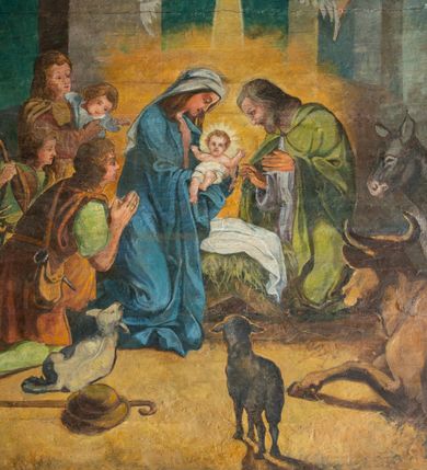 Zdjęcie nr 1: Malowidło w kształcie stojącego prostokąta zamkniętego łukiem nadwieszonym, obwiedzione niebiesko-czerwono-złotą bordiurą ze stylizowanych motywów roślinnych, przedstawia scenę Bożego Narodzenia. W środku kompozycji została ukazana Święta Rodzina. Klęczącą po lewej stronie Marię przedstawiono z profilu. Matka Boska ma pociągłą twarz o jasnej karnacji i półdługie ciemne włosy nakryte białą chustą. Odziana jest w jasną szatę spodnią i długi niebieski płaszcz. W dłoniach trzyma Dzieciątko Jezus, przedstawione frontalnie w białej pieluszce na biodrach, z jasnymi kręconymi włosami i uniesionymi w górę rękami, nad głową promienie świetlistej glorii. Po prawej stronie kompozycji klęczy Józef, ukazany z profilu, o szczupłej twarzy okolonej zarostem, długim, prostym nosie, długich siwych włosach. Odziany w szarą tunikę i zielony płaszcz spięty pod szyją. Józef rozkłada ręce w geście adoracji. Po lewej stronie za Matką Boską znajduje się dwóch klęczących pasterzy oraz jeden stojący z dzieckiem na rękach. Pasterze mają długie włosy, odzienia skórzane oraz tuniki, a przez ramię przewieszone bukłaki i sakwy. U stóp pasterza na pierwszym planie znajduje się owca, laska pasterska oraz kapelusz. Pomiędzy Józefem a Marią żłóbek z sianem i białą chustą, a przed żłóbkiem owca. Po prawej stronie za Józefem przedstawiono wołu i osła zwróconych w stronę Dzieciątka. Nad Świętą Rodziną znajdują się dwie uskrzydlone główki anielskie, a pomiędzy nimi gwiazda, której światło tworzy glorię otaczającą Marię, Józefa i Jezusa. W tle ściana z prześwitem okiennym, fragment drewnianego stropu oraz nocny pejzaż po prawej stronie.