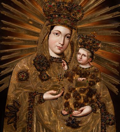 Zdjęcie nr 9: Nastawa ołtarzowa otrzymała formę jednokondygnacyjnej i jednoosiowej struktury architektonicznej wspartej na dwóch złoconych i kręconych kolumnach ze zwieńczeniem. Całość struktury pokryta jest marmoryzacją w kolorze palonej sieny. Drewniana mensa z portatylem o ściętych narożach wspiera się na prostopadłościennym stipesie ołtarzowym z fazowanym cokolikiem, ustawionym na stopniu. W miejscu ściętych naroży stipesu wprowadzono od frontu dwa srebrzone i złocone spływy wolutowe dodatkowo dekorowane motywem kampanuli. Przód stipesu zdobi jasna marmoryzacja oraz dwie poziome, płaskorzeźbione i złocone listwy z motywem ornamentu rocaille'owego umieszczone pod mensą i nad cokolikiem. W centrum retabulum znalazł się obraz Matki Boskiej z Dzieciątkiem w typie Piekarskim zdobiony drewnianą, złoconą sukienką wotywną. Ponad obrazem w profilowanych, złotych ramach umieszczono płaskorzeźbiony i złocony ornament z motywem suchego liścia akantowego, zamknięty fantazyjnym obramieniem. Obraz flankują dwie złocone, spiralne kolumny z korynckimi kapitelami o trzonach zdobionych wicią roślinno-kwiatową. Na wysokich postumentach, których boki zdobią płyciny ujęte w profilowane listwy, ustawiono kolumny. Pomiędzy postumentami pierwotnie znajdowało się niezachowane dziś tabernakulum, flankowane zachowaną po bokach ażurową, złoconą wicią roślinną. Kolumny podtrzymują wysokie imposty zdobione ornamentem roślinnym, na których wsparto wyłamane na środku i mocno wysunięte do przodu belkowanie. W części środkowej silnie artykułowane, wyłamane belkowanie podniesiono do góry wieńcząc go rzeźbionym owalem imitującym wieniec laurowy, wypełnionym malowanym przedstawieniem gołębicy Ducha Świętego. Otacza go ażurowa dekoracja utworzona ze złoconej, suchej wici akantowej oraz ustawiona na szczycie waza płomienista. Ponad belkowaniem na przedłużeniu kolumn, na wysokich cokołach, umieszczono figury aniołów z rozpostartymi skrzydłami, które w jednej ręce trzymają lance, a w drugiej kartusze herbowe. Anioł z lewej strony trzyma kartusz z godłem herbu Jastrzębiec, natomiast anioł z prawej kartusz z godłem herbu Kornicz. Po bokach kolumn ustawiono z lewej figurę św. Andrzeja Apostoła, a z prawej św. Mikołaja biskupa. Retabulum flankują dwa ażurowe, złocone uszaki utworzone ze stylizowanej suchej wici akantowej.