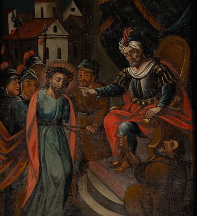 Zdjęcie nr 1: Cykl czternastu stacji Drogi krzyżowej tworzą obrazy w kształcie stojącego prostokąta ujęte w drewniane, profilowane ramy, zakończone fantazyjnie wyciętym z deski zwieńczeniem z krzyżem, z napisem na białej banderoli w polu informującym o kolejnym numerze przedstawienia (numer każdej stacji wykonano w zapisie rzymskim). W polach obrazowych znalazły się wielopostaciowe kompozycje umieszczone najczęściej na tle niebieskiego nieba z szarobrunatnymi obłokami, ale także i architektury oraz krajobrazu. Narracja każdej ze stacji skupia się na osobie Chrystusa, któremu towarzyszą inni ludzie, zgodnie z treścią kolejnej stacji. Namalowane postacie wykonują ekspresyjne gesty. Na ich twarzach o jasnych karnacjach widoczne są różne emocje. Charakteryzują ich także duże, szeroko rozstawione oczy, długie, proste nosy i wydatne usta. Postacie ubrane są w bogato drapowane szaty w skontrastowanych kolorach. U ich stóp pojawia się skąpa roślinność i charakterystyczne kuliste kamienie. W przedstawieniach przeważają barwy ciemne oraz charakterystyczny ciemny kontur. W prawym dolnym rogu białą farbą namalowane arabskimi cyframi numery stacji z kropką.