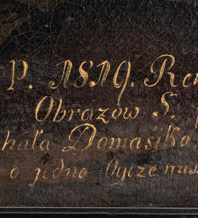 Zdjęcie nr 15: Cykl czternastu stacji Drogi krzyżowej tworzą obrazy w kształcie stojącego prostokąta ujęte w drewniane, profilowane ramy, zakończone fantazyjnie wyciętym z deski zwieńczeniem z krzyżem, z napisem na białej banderoli w polu informującym o kolejnym numerze przedstawienia (numer każdej stacji wykonano w zapisie rzymskim). W polach obrazowych znalazły się wielopostaciowe kompozycje umieszczone najczęściej na tle niebieskiego nieba z szarobrunatnymi obłokami, ale także i architektury oraz krajobrazu. Narracja każdej ze stacji skupia się na osobie Chrystusa, któremu towarzyszą inni ludzie, zgodnie z treścią kolejnej stacji. Namalowane postacie wykonują ekspresyjne gesty. Na ich twarzach o jasnych karnacjach widoczne są różne emocje. Charakteryzują ich także duże, szeroko rozstawione oczy, długie, proste nosy i wydatne usta. Postacie ubrane są w bogato drapowane szaty w skontrastowanych kolorach. U ich stóp pojawia się skąpa roślinność i charakterystyczne kuliste kamienie. W przedstawieniach przeważają barwy ciemne oraz charakterystyczny ciemny kontur. W prawym dolnym rogu białą farbą namalowane arabskimi cyframi numery stacji z kropką.