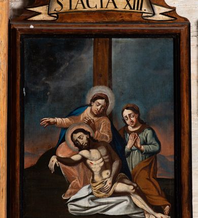 Zdjęcie nr 13: Cykl czternastu stacji Drogi krzyżowej tworzą obrazy w kształcie stojącego prostokąta ujęte w drewniane, profilowane ramy, zakończone fantazyjnie wyciętym z deski zwieńczeniem z krzyżem, z napisem na białej banderoli w polu informującym o kolejnym numerze przedstawienia (numer każdej stacji wykonano w zapisie rzymskim). W polach obrazowych znalazły się wielopostaciowe kompozycje umieszczone najczęściej na tle niebieskiego nieba z szarobrunatnymi obłokami, ale także i architektury oraz krajobrazu. Narracja każdej ze stacji skupia się na osobie Chrystusa, któremu towarzyszą inni ludzie, zgodnie z treścią kolejnej stacji. Namalowane postacie wykonują ekspresyjne gesty. Na ich twarzach o jasnych karnacjach widoczne są różne emocje. Charakteryzują ich także duże, szeroko rozstawione oczy, długie, proste nosy i wydatne usta. Postacie ubrane są w bogato drapowane szaty w skontrastowanych kolorach. U ich stóp pojawia się skąpa roślinność i charakterystyczne kuliste kamienie. W przedstawieniach przeważają barwy ciemne oraz charakterystyczny ciemny kontur. W prawym dolnym rogu białą farbą namalowane arabskimi cyframi numery stacji z kropką.