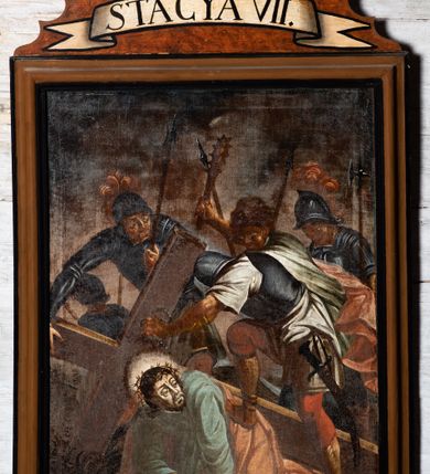 Zdjęcie nr 7: Cykl czternastu stacji Drogi krzyżowej tworzą obrazy w kształcie stojącego prostokąta ujęte w drewniane, profilowane ramy, zakończone fantazyjnie wyciętym z deski zwieńczeniem z krzyżem, z napisem na białej banderoli w polu informującym o kolejnym numerze przedstawienia (numer każdej stacji wykonano w zapisie rzymskim). W polach obrazowych znalazły się wielopostaciowe kompozycje umieszczone najczęściej na tle niebieskiego nieba z szarobrunatnymi obłokami, ale także i architektury oraz krajobrazu. Narracja każdej ze stacji skupia się na osobie Chrystusa, któremu towarzyszą inni ludzie, zgodnie z treścią kolejnej stacji. Namalowane postacie wykonują ekspresyjne gesty. Na ich twarzach o jasnych karnacjach widoczne są różne emocje. Charakteryzują ich także duże, szeroko rozstawione oczy, długie, proste nosy i wydatne usta. Postacie ubrane są w bogato drapowane szaty w skontrastowanych kolorach. U ich stóp pojawia się skąpa roślinność i charakterystyczne kuliste kamienie. W przedstawieniach przeważają barwy ciemne oraz charakterystyczny ciemny kontur. W prawym dolnym rogu białą farbą namalowane arabskimi cyframi numery stacji z kropką.