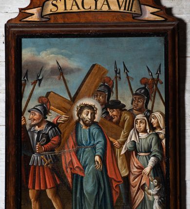 Zdjęcie nr 8: Cykl czternastu stacji Drogi krzyżowej tworzą obrazy w kształcie stojącego prostokąta ujęte w drewniane, profilowane ramy, zakończone fantazyjnie wyciętym z deski zwieńczeniem z krzyżem, z napisem na białej banderoli w polu informującym o kolejnym numerze przedstawienia (numer każdej stacji wykonano w zapisie rzymskim). W polach obrazowych znalazły się wielopostaciowe kompozycje umieszczone najczęściej na tle niebieskiego nieba z szarobrunatnymi obłokami, ale także i architektury oraz krajobrazu. Narracja każdej ze stacji skupia się na osobie Chrystusa, któremu towarzyszą inni ludzie, zgodnie z treścią kolejnej stacji. Namalowane postacie wykonują ekspresyjne gesty. Na ich twarzach o jasnych karnacjach widoczne są różne emocje. Charakteryzują ich także duże, szeroko rozstawione oczy, długie, proste nosy i wydatne usta. Postacie ubrane są w bogato drapowane szaty w skontrastowanych kolorach. U ich stóp pojawia się skąpa roślinność i charakterystyczne kuliste kamienie. W przedstawieniach przeważają barwy ciemne oraz charakterystyczny ciemny kontur. W prawym dolnym rogu białą farbą namalowane arabskimi cyframi numery stacji z kropką.