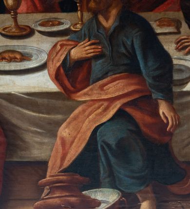 Zdjęcie nr 2: Obraz ma kształt leżącego prostokąta. W centrum kompozycji znajduje się stół, za którym siedzi Jezus wraz z apostołami. Zbawiciel umieszczony centralnie za stołem prawą rękę unosi w geście błogosławieństwa nad stojącym przed nim kielichem i kawałkiem chleba trzymanym w lewej ręce. Chrystus ma długie, ciemne, falowane, opadające na ramiona włosy, krótką brodę, wyraźny, duży nos oraz bladą cerę. Wokół jego głowy jaśnieje promienista aureola. Jezus ubrany jest w czerwoną tunikę, z narzuconym na ramionach błękitnym płaszczem. Z lewej strony Jezusa siedzi łysawy św. Piotr, odziany w ciemnoniebieską tunikę i narzucony na ramiona cynobrowy płaszcz. Apostoł gęstem rąk wskazuje na siedzącego obok towarzysza, który swoją twarz zwraca w jego stronę. Ten z kolei ma obie ręce złożone jak do modlitwy. Ubrany jest w ciemnozieloną tunikę i czerwony płaszcz opadający z ramion. Pomiędzy nim a następnym uczestnikiem wieczerzy widoczny jest z profilu kolejny apostoł w jasnobrązowych szatach. Przed nim widać dwóch apostołów siedzących przy krótszym boku stołu. Nachylający się jeden z nich w ciemnozielonej tunice, prawą ręką wspiera się na stole, lewą zaś obejmuje ramię swojego rozmówcy. Ten słuchając towarzysza ukazany jest w całej postaci z profilu w bladoczerwonej tunice z narzuconym na ramionach niebieskim płaszczem. Lewą rękę wspiera o blat stołu, prawą zaś zdaje się wskazywać na jego środek. Po drugiej stronie stołu, naprzeciw Jezusa, siedzi oddzielnie dwóch uczniów. Apostoł z prawej ukazany jest w zgniłozieolnej szacie okrytej bladoczerwonym płaszczem. Zwrócony jest w lewo. Jego twarz widoczną z profilu okala krótki zarost. Prawą rękę kładzie na piersi drugą ma nieznacznie odrzuconą do tyłu. U jego stóp leży płaska misa do ablucji oraz naczynie na wodę. Przed nim z lewej strony siedzi na skrzynkowym taborecie Judasz trzymający w lewej ręce sakiewkę. Został on ukazany w całej postaci w spiralnym obrocie, w czerwonej tunice i narzuconym na ramionach cynobrowym płaszczu, z twarzą w profilu zwróconą w lewo. Judasz zdaje się rozmawiać z apostołem siedzącym na zdobnym zydlu przy końcu krótszej krawędzi stołu, który wskazuje na niego prawą ręką, drugą zaś w geście wskazującym kładzie na stole. Jest on ubrany w ciemnooliwkową tunikę z przerzuconym przez ramię i prawe udo ciemnofioletowym płaszczem. Za nim widoczny jest częściowo inny apostoł o siwych włosach i zaroście niejako przysłuchujący się rozmowie obu apostołów. Dalej widać jeszcze dwóch innych uczniów zwróconych do siebie. Przy nich, po prawej stronie Jezusa, siedzi św. Jan Apostoł ze skrzyżowanymi na piersi obiema rękami, z głową nieznacznie odchyloną w stronę Mistrza. Ubrany jest w ciemnozieloną tunikę z ramionami okrytymi czerwonym płaszczem. Na stole przykrytym białym obrusem stoją rozstawione symetrycznie płonące dwie świece, pomiędzy którymi widoczny jest półmisek z barankiem paschalnym. Widocznych jest także kilka talerzy, na niektórych z nich znajdują się części jedzenia. Stół z siedzącymi ukazany został na tle architektonicznego wnętrza z namalowanymi na środku dolnymi częściami pilastrów na wysokich postumentach. Pomiędzy pilastrami wyobrażono rozwieszoną ciemnozieloną tkaninę. Ponad nią widać dolną część najprawdopodobniej okulusa. Na środku, ponad głową Jezusa wisi kolisty żyrandol z płonącymi lampami.     
