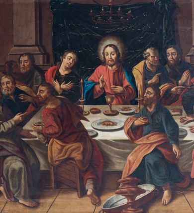 Zdjęcie nr 1: Obraz ma kształt leżącego prostokąta. W centrum kompozycji znajduje się stół, za którym siedzi Jezus wraz z apostołami. Zbawiciel umieszczony centralnie za stołem prawą rękę unosi w geście błogosławieństwa nad stojącym przed nim kielichem i kawałkiem chleba trzymanym w lewej ręce. Chrystus ma długie, ciemne, falowane, opadające na ramiona włosy, krótką brodę, wyraźny, duży nos oraz bladą cerę. Wokół jego głowy jaśnieje promienista aureola. Jezus ubrany jest w czerwoną tunikę, z narzuconym na ramionach błękitnym płaszczem. Z lewej strony Jezusa siedzi łysawy św. Piotr, odziany w ciemnoniebieską tunikę i narzucony na ramiona cynobrowy płaszcz. Apostoł gęstem rąk wskazuje na siedzącego obok towarzysza, który swoją twarz zwraca w jego stronę. Ten z kolei ma obie ręce złożone jak do modlitwy. Ubrany jest w ciemnozieloną tunikę i czerwony płaszcz opadający z ramion. Pomiędzy nim a następnym uczestnikiem wieczerzy widoczny jest z profilu kolejny apostoł w jasnobrązowych szatach. Przed nim widać dwóch apostołów siedzących przy krótszym boku stołu. Nachylający się jeden z nich w ciemnozielonej tunice, prawą ręką wspiera się na stole, lewą zaś obejmuje ramię swojego rozmówcy. Ten słuchając towarzysza ukazany jest w całej postaci z profilu w bladoczerwonej tunice z narzuconym na ramionach niebieskim płaszczem. Lewą rękę wspiera o blat stołu, prawą zaś zdaje się wskazywać na jego środek. Po drugiej stronie stołu, naprzeciw Jezusa, siedzi oddzielnie dwóch uczniów. Apostoł z prawej ukazany jest w zgniłozieolnej szacie okrytej bladoczerwonym płaszczem. Zwrócony jest w lewo. Jego twarz widoczną z profilu okala krótki zarost. Prawą rękę kładzie na piersi drugą ma nieznacznie odrzuconą do tyłu. U jego stóp leży płaska misa do ablucji oraz naczynie na wodę. Przed nim z lewej strony siedzi na skrzynkowym taborecie Judasz trzymający w lewej ręce sakiewkę. Został on ukazany w całej postaci w spiralnym obrocie, w czerwonej tunice i narzuconym na ramionach cynobrowym płaszczu, z twarzą w profilu zwróconą w lewo. Judasz zdaje się rozmawiać z apostołem siedzącym na zdobnym zydlu przy końcu krótszej krawędzi stołu, który wskazuje na niego prawą ręką, drugą zaś w geście wskazującym kładzie na stole. Jest on ubrany w ciemnooliwkową tunikę z przerzuconym przez ramię i prawe udo ciemnofioletowym płaszczem. Za nim widoczny jest częściowo inny apostoł o siwych włosach i zaroście niejako przysłuchujący się rozmowie obu apostołów. Dalej widać jeszcze dwóch innych uczniów zwróconych do siebie. Przy nich, po prawej stronie Jezusa, siedzi św. Jan Apostoł ze skrzyżowanymi na piersi obiema rękami, z głową nieznacznie odchyloną w stronę Mistrza. Ubrany jest w ciemnozieloną tunikę z ramionami okrytymi czerwonym płaszczem. Na stole przykrytym białym obrusem stoją rozstawione symetrycznie płonące dwie świece, pomiędzy którymi widoczny jest półmisek z barankiem paschalnym. Widocznych jest także kilka talerzy, na niektórych z nich znajdują się części jedzenia. Stół z siedzącymi ukazany został na tle architektonicznego wnętrza z namalowanymi na środku dolnymi częściami pilastrów na wysokich postumentach. Pomiędzy pilastrami wyobrażono rozwieszoną ciemnozieloną tkaninę. Ponad nią widać dolną część najprawdopodobniej okulusa. Na środku, ponad głową Jezusa wisi kolisty żyrandol z płonącymi lampami.     
