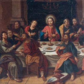 Zdjęcie nr 1: Obraz ma kształt leżącego prostokąta. W centrum kompozycji znajduje się stół, za którym siedzi Jezus wraz z apostołami. Zbawiciel umieszczony centralnie za stołem prawą rękę unosi w geście błogosławieństwa nad stojącym przed nim kielichem i kawałkiem chleba trzymanym w lewej ręce. Chrystus ma długie, ciemne, falowane, opadające na ramiona włosy, krótką brodę, wyraźny, duży nos oraz bladą cerę. Wokół jego głowy jaśnieje promienista aureola. Jezus ubrany jest w czerwoną tunikę, z narzuconym na ramionach błękitnym płaszczem. Z lewej strony Jezusa siedzi łysawy św. Piotr, odziany w ciemnoniebieską tunikę i narzucony na ramiona cynobrowy płaszcz. Apostoł gęstem rąk wskazuje na siedzącego obok towarzysza, który swoją twarz zwraca w jego stronę. Ten z kolei ma obie ręce złożone jak do modlitwy. Ubrany jest w ciemnozieloną tunikę i czerwony płaszcz opadający z ramion. Pomiędzy nim a następnym uczestnikiem wieczerzy widoczny jest z profilu kolejny apostoł w jasnobrązowych szatach. Przed nim widać dwóch apostołów siedzących przy krótszym boku stołu. Nachylający się jeden z nich w ciemnozielonej tunice, prawą ręką wspiera się na stole, lewą zaś obejmuje ramię swojego rozmówcy. Ten słuchając towarzysza ukazany jest w całej postaci z profilu w bladoczerwonej tunice z narzuconym na ramionach niebieskim płaszczem. Lewą rękę wspiera o blat stołu, prawą zaś zdaje się wskazywać na jego środek. Po drugiej stronie stołu, naprzeciw Jezusa, siedzi oddzielnie dwóch uczniów. Apostoł z prawej ukazany jest w zgniłozieolnej szacie okrytej bladoczerwonym płaszczem. Zwrócony jest w lewo. Jego twarz widoczną z profilu okala krótki zarost. Prawą rękę kładzie na piersi drugą ma nieznacznie odrzuconą do tyłu. U jego stóp leży płaska misa do ablucji oraz naczynie na wodę. Przed nim z lewej strony siedzi na skrzynkowym taborecie Judasz trzymający w lewej ręce sakiewkę. Został on ukazany w całej postaci w spiralnym obrocie, w czerwonej tunice i narzuconym na ramionach cynobrowym płaszczu, z twarzą w profilu zwróconą w lewo. Judasz zdaje się rozmawiać z apostołem siedzącym na zdobnym zydlu przy końcu krótszej krawędzi stołu, który wskazuje na niego prawą ręką, drugą zaś w geście wskazującym kładzie na stole. Jest on ubrany w ciemnooliwkową tunikę z przerzuconym przez ramię i prawe udo ciemnofioletowym płaszczem. Za nim widoczny jest częściowo inny apostoł o siwych włosach i zaroście niejako przysłuchujący się rozmowie obu apostołów. Dalej widać jeszcze dwóch innych uczniów zwróconych do siebie. Przy nich, po prawej stronie Jezusa, siedzi św. Jan Apostoł ze skrzyżowanymi na piersi obiema rękami, z głową nieznacznie odchyloną w stronę Mistrza. Ubrany jest w ciemnozieloną tunikę z ramionami okrytymi czerwonym płaszczem. Na stole przykrytym białym obrusem stoją rozstawione symetrycznie płonące dwie świece, pomiędzy którymi widoczny jest półmisek z barankiem paschalnym. Widocznych jest także kilka talerzy, na niektórych z nich znajdują się części jedzenia. Stół z siedzącymi ukazany został na tle architektonicznego wnętrza z namalowanymi na środku dolnymi częściami pilastrów na wysokich postumentach. Pomiędzy pilastrami wyobrażono rozwieszoną ciemnozieloną tkaninę. Ponad nią widać dolną część najprawdopodobniej okulusa. Na środku, ponad głową Jezusa wisi kolisty żyrandol z płonącymi lampami.     
