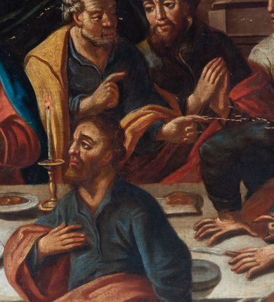 Zdjęcie nr 3: Obraz ma kształt leżącego prostokąta. W centrum kompozycji znajduje się stół, za którym siedzi Jezus wraz z apostołami. Zbawiciel umieszczony centralnie za stołem prawą rękę unosi w geście błogosławieństwa nad stojącym przed nim kielichem i kawałkiem chleba trzymanym w lewej ręce. Chrystus ma długie, ciemne, falowane, opadające na ramiona włosy, krótką brodę, wyraźny, duży nos oraz bladą cerę. Wokół jego głowy jaśnieje promienista aureola. Jezus ubrany jest w czerwoną tunikę, z narzuconym na ramionach błękitnym płaszczem. Z lewej strony Jezusa siedzi łysawy św. Piotr, odziany w ciemnoniebieską tunikę i narzucony na ramiona cynobrowy płaszcz. Apostoł gęstem rąk wskazuje na siedzącego obok towarzysza, który swoją twarz zwraca w jego stronę. Ten z kolei ma obie ręce złożone jak do modlitwy. Ubrany jest w ciemnozieloną tunikę i czerwony płaszcz opadający z ramion. Pomiędzy nim a następnym uczestnikiem wieczerzy widoczny jest z profilu kolejny apostoł w jasnobrązowych szatach. Przed nim widać dwóch apostołów siedzących przy krótszym boku stołu. Nachylający się jeden z nich w ciemnozielonej tunice, prawą ręką wspiera się na stole, lewą zaś obejmuje ramię swojego rozmówcy. Ten słuchając towarzysza ukazany jest w całej postaci z profilu w bladoczerwonej tunice z narzuconym na ramionach niebieskim płaszczem. Lewą rękę wspiera o blat stołu, prawą zaś zdaje się wskazywać na jego środek. Po drugiej stronie stołu, naprzeciw Jezusa, siedzi oddzielnie dwóch uczniów. Apostoł z prawej ukazany jest w zgniłozieolnej szacie okrytej bladoczerwonym płaszczem. Zwrócony jest w lewo. Jego twarz widoczną z profilu okala krótki zarost. Prawą rękę kładzie na piersi drugą ma nieznacznie odrzuconą do tyłu. U jego stóp leży płaska misa do ablucji oraz naczynie na wodę. Przed nim z lewej strony siedzi na skrzynkowym taborecie Judasz trzymający w lewej ręce sakiewkę. Został on ukazany w całej postaci w spiralnym obrocie, w czerwonej tunice i narzuconym na ramionach cynobrowym płaszczu, z twarzą w profilu zwróconą w lewo. Judasz zdaje się rozmawiać z apostołem siedzącym na zdobnym zydlu przy końcu krótszej krawędzi stołu, który wskazuje na niego prawą ręką, drugą zaś w geście wskazującym kładzie na stole. Jest on ubrany w ciemnooliwkową tunikę z przerzuconym przez ramię i prawe udo ciemnofioletowym płaszczem. Za nim widoczny jest częściowo inny apostoł o siwych włosach i zaroście niejako przysłuchujący się rozmowie obu apostołów. Dalej widać jeszcze dwóch innych uczniów zwróconych do siebie. Przy nich, po prawej stronie Jezusa, siedzi św. Jan Apostoł ze skrzyżowanymi na piersi obiema rękami, z głową nieznacznie odchyloną w stronę Mistrza. Ubrany jest w ciemnozieloną tunikę z ramionami okrytymi czerwonym płaszczem. Na stole przykrytym białym obrusem stoją rozstawione symetrycznie płonące dwie świece, pomiędzy którymi widoczny jest półmisek z barankiem paschalnym. Widocznych jest także kilka talerzy, na niektórych z nich znajdują się części jedzenia. Stół z siedzącymi ukazany został na tle architektonicznego wnętrza z namalowanymi na środku dolnymi częściami pilastrów na wysokich postumentach. Pomiędzy pilastrami wyobrażono rozwieszoną ciemnozieloną tkaninę. Ponad nią widać dolną część najprawdopodobniej okulusa. Na środku, ponad głową Jezusa wisi kolisty żyrandol z płonącymi lampami.     
