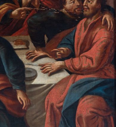 Zdjęcie nr 7: Obraz ma kształt leżącego prostokąta. W centrum kompozycji znajduje się stół, za którym siedzi Jezus wraz z apostołami. Zbawiciel umieszczony centralnie za stołem prawą rękę unosi w geście błogosławieństwa nad stojącym przed nim kielichem i kawałkiem chleba trzymanym w lewej ręce. Chrystus ma długie, ciemne, falowane, opadające na ramiona włosy, krótką brodę, wyraźny, duży nos oraz bladą cerę. Wokół jego głowy jaśnieje promienista aureola. Jezus ubrany jest w czerwoną tunikę, z narzuconym na ramionach błękitnym płaszczem. Z lewej strony Jezusa siedzi łysawy św. Piotr, odziany w ciemnoniebieską tunikę i narzucony na ramiona cynobrowy płaszcz. Apostoł gęstem rąk wskazuje na siedzącego obok towarzysza, który swoją twarz zwraca w jego stronę. Ten z kolei ma obie ręce złożone jak do modlitwy. Ubrany jest w ciemnozieloną tunikę i czerwony płaszcz opadający z ramion. Pomiędzy nim a następnym uczestnikiem wieczerzy widoczny jest z profilu kolejny apostoł w jasnobrązowych szatach. Przed nim widać dwóch apostołów siedzących przy krótszym boku stołu. Nachylający się jeden z nich w ciemnozielonej tunice, prawą ręką wspiera się na stole, lewą zaś obejmuje ramię swojego rozmówcy. Ten słuchając towarzysza ukazany jest w całej postaci z profilu w bladoczerwonej tunice z narzuconym na ramionach niebieskim płaszczem. Lewą rękę wspiera o blat stołu, prawą zaś zdaje się wskazywać na jego środek. Po drugiej stronie stołu, naprzeciw Jezusa, siedzi oddzielnie dwóch uczniów. Apostoł z prawej ukazany jest w zgniłozieolnej szacie okrytej bladoczerwonym płaszczem. Zwrócony jest w lewo. Jego twarz widoczną z profilu okala krótki zarost. Prawą rękę kładzie na piersi drugą ma nieznacznie odrzuconą do tyłu. U jego stóp leży płaska misa do ablucji oraz naczynie na wodę. Przed nim z lewej strony siedzi na skrzynkowym taborecie Judasz trzymający w lewej ręce sakiewkę. Został on ukazany w całej postaci w spiralnym obrocie, w czerwonej tunice i narzuconym na ramionach cynobrowym płaszczu, z twarzą w profilu zwróconą w lewo. Judasz zdaje się rozmawiać z apostołem siedzącym na zdobnym zydlu przy końcu krótszej krawędzi stołu, który wskazuje na niego prawą ręką, drugą zaś w geście wskazującym kładzie na stole. Jest on ubrany w ciemnooliwkową tunikę z przerzuconym przez ramię i prawe udo ciemnofioletowym płaszczem. Za nim widoczny jest częściowo inny apostoł o siwych włosach i zaroście niejako przysłuchujący się rozmowie obu apostołów. Dalej widać jeszcze dwóch innych uczniów zwróconych do siebie. Przy nich, po prawej stronie Jezusa, siedzi św. Jan Apostoł ze skrzyżowanymi na piersi obiema rękami, z głową nieznacznie odchyloną w stronę Mistrza. Ubrany jest w ciemnozieloną tunikę z ramionami okrytymi czerwonym płaszczem. Na stole przykrytym białym obrusem stoją rozstawione symetrycznie płonące dwie świece, pomiędzy którymi widoczny jest półmisek z barankiem paschalnym. Widocznych jest także kilka talerzy, na niektórych z nich znajdują się części jedzenia. Stół z siedzącymi ukazany został na tle architektonicznego wnętrza z namalowanymi na środku dolnymi częściami pilastrów na wysokich postumentach. Pomiędzy pilastrami wyobrażono rozwieszoną ciemnozieloną tkaninę. Ponad nią widać dolną część najprawdopodobniej okulusa. Na środku, ponad głową Jezusa wisi kolisty żyrandol z płonącymi lampami.     
