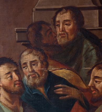 Zdjęcie nr 5: Obraz ma kształt leżącego prostokąta. W centrum kompozycji znajduje się stół, za którym siedzi Jezus wraz z apostołami. Zbawiciel umieszczony centralnie za stołem prawą rękę unosi w geście błogosławieństwa nad stojącym przed nim kielichem i kawałkiem chleba trzymanym w lewej ręce. Chrystus ma długie, ciemne, falowane, opadające na ramiona włosy, krótką brodę, wyraźny, duży nos oraz bladą cerę. Wokół jego głowy jaśnieje promienista aureola. Jezus ubrany jest w czerwoną tunikę, z narzuconym na ramionach błękitnym płaszczem. Z lewej strony Jezusa siedzi łysawy św. Piotr, odziany w ciemnoniebieską tunikę i narzucony na ramiona cynobrowy płaszcz. Apostoł gęstem rąk wskazuje na siedzącego obok towarzysza, który swoją twarz zwraca w jego stronę. Ten z kolei ma obie ręce złożone jak do modlitwy. Ubrany jest w ciemnozieloną tunikę i czerwony płaszcz opadający z ramion. Pomiędzy nim a następnym uczestnikiem wieczerzy widoczny jest z profilu kolejny apostoł w jasnobrązowych szatach. Przed nim widać dwóch apostołów siedzących przy krótszym boku stołu. Nachylający się jeden z nich w ciemnozielonej tunice, prawą ręką wspiera się na stole, lewą zaś obejmuje ramię swojego rozmówcy. Ten słuchając towarzysza ukazany jest w całej postaci z profilu w bladoczerwonej tunice z narzuconym na ramionach niebieskim płaszczem. Lewą rękę wspiera o blat stołu, prawą zaś zdaje się wskazywać na jego środek. Po drugiej stronie stołu, naprzeciw Jezusa, siedzi oddzielnie dwóch uczniów. Apostoł z prawej ukazany jest w zgniłozieolnej szacie okrytej bladoczerwonym płaszczem. Zwrócony jest w lewo. Jego twarz widoczną z profilu okala krótki zarost. Prawą rękę kładzie na piersi drugą ma nieznacznie odrzuconą do tyłu. U jego stóp leży płaska misa do ablucji oraz naczynie na wodę. Przed nim z lewej strony siedzi na skrzynkowym taborecie Judasz trzymający w lewej ręce sakiewkę. Został on ukazany w całej postaci w spiralnym obrocie, w czerwonej tunice i narzuconym na ramionach cynobrowym płaszczu, z twarzą w profilu zwróconą w lewo. Judasz zdaje się rozmawiać z apostołem siedzącym na zdobnym zydlu przy końcu krótszej krawędzi stołu, który wskazuje na niego prawą ręką, drugą zaś w geście wskazującym kładzie na stole. Jest on ubrany w ciemnooliwkową tunikę z przerzuconym przez ramię i prawe udo ciemnofioletowym płaszczem. Za nim widoczny jest częściowo inny apostoł o siwych włosach i zaroście niejako przysłuchujący się rozmowie obu apostołów. Dalej widać jeszcze dwóch innych uczniów zwróconych do siebie. Przy nich, po prawej stronie Jezusa, siedzi św. Jan Apostoł ze skrzyżowanymi na piersi obiema rękami, z głową nieznacznie odchyloną w stronę Mistrza. Ubrany jest w ciemnozieloną tunikę z ramionami okrytymi czerwonym płaszczem. Na stole przykrytym białym obrusem stoją rozstawione symetrycznie płonące dwie świece, pomiędzy którymi widoczny jest półmisek z barankiem paschalnym. Widocznych jest także kilka talerzy, na niektórych z nich znajdują się części jedzenia. Stół z siedzącymi ukazany został na tle architektonicznego wnętrza z namalowanymi na środku dolnymi częściami pilastrów na wysokich postumentach. Pomiędzy pilastrami wyobrażono rozwieszoną ciemnozieloną tkaninę. Ponad nią widać dolną część najprawdopodobniej okulusa. Na środku, ponad głową Jezusa wisi kolisty żyrandol z płonącymi lampami.     
