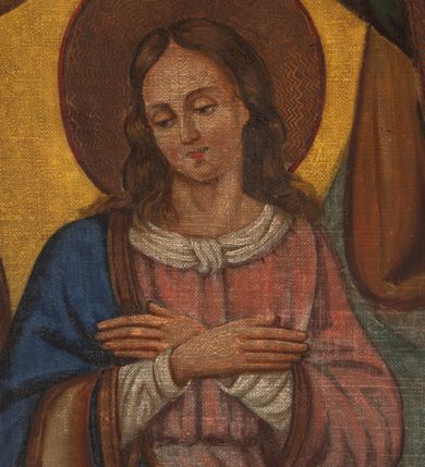 Zdjęcie nr 3: Obraz ma kształt stojącego prostokąta. Przedstawia koronację Matki Boskiej przez Trójcę Świętą. Maria ukazana en face jest w pozycji klęczącej na globie ziemskim, ma ręce złożone na piersi. Delikatna, dziewczęca twarz zwrócona jest w lewo. Długie, brązowe, falowane włosy opadają jej na plecy. Złocisty nimb o grzebykowanej fakturze otacza jej głowę. Maryja odziana jest w różową, długą suknię, spod której wystaje biała szata w partiach kołnierza i rękawów. Na lewe ramię ma narzucony błękitny płaszcz, ze złotą lamówką i ochrowym podbiciem, który miękko otula jej ciało.Pod jej stopami błękitny glob ziemski opasany wężem trzymającym czerwone jabłko w paszczy. Po jej lewej stronie zasiada na obłokach zmartwychwstały Chrystus. Ma długie, brązowe, falowane, opadające na plecy włosy oraz krótki zarost. Wokół głowy widoczny jest złocisty, grzebykowany nimb. W uniesionej ponad głową Maryi lewej ręce trzyma za obręcz razem z siedzącym po przeciwległej stronie Bogiem Ojcem zamkniętą koronę. Prawą ręką podtrzymuje drewniany krzyż wsparty o ramię. Odziany jest w czerwoną szatę, ze złotą lamówką, narzuconą na prawe ramię i luźno fałdującą się na jego kolanach, odsłaniającą nagi tors. Po lewej stronie Marii także na obłokach zasiada Bóg Ojciec. Został przedstawiony jako starszy mężczyzna z opadającymi na ramiona siwymi włosami oraz długą siwą brodą. Lewą ręką trzyma złotą koronę typu zamkniętego, wyścielaną czerwonym aksamitem, kameryzowaną malowanymi szlachetnymi kamieniami i perłami, zwieńczoną krzyżem równoramiennym. W prawej zaś dzierży złote berło, podtrzymując równocześnie spoczywający na jego kolanach niebieski glob. Bóg Ojciec odziany jest w ciemno zieloną tunikę, na nią narzucony jest opalizujący płaszcz, ze złotą lamówką i ochrową podszewką. Za jego głową widoczny jest złoty, grzebykowany trójkąt równoramienny. Ponad koroną trzymaną przez Chrystusa i Boga Ojca unosi się biała gołębica Ducha Świętego, z szeroko rozpostartymi skrzydłami. Na tle obłoków w dolnych rogach obrazu znajdują się anielskie główki, ukazane profilowo,  o ciemnych włosach, niebieskich skrzydłach. W tle przedstawienia widoczne są żółte, skłębione chmury.