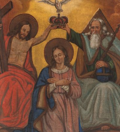 Zdjęcie nr 1: Obraz ma kształt stojącego prostokąta. Przedstawia koronację Matki Boskiej przez Trójcę Świętą. Maria ukazana en face jest w pozycji klęczącej na globie ziemskim, ma ręce złożone na piersi. Delikatna, dziewczęca twarz zwrócona jest w lewo. Długie, brązowe, falowane włosy opadają jej na plecy. Złocisty nimb o grzebykowanej fakturze otacza jej głowę. Maryja odziana jest w różową, długą suknię, spod której wystaje biała szata w partiach kołnierza i rękawów. Na lewe ramię ma narzucony błękitny płaszcz, ze złotą lamówką i ochrowym podbiciem, który miękko otula jej ciało.Pod jej stopami błękitny glob ziemski opasany wężem trzymającym czerwone jabłko w paszczy. Po jej lewej stronie zasiada na obłokach zmartwychwstały Chrystus. Ma długie, brązowe, falowane, opadające na plecy włosy oraz krótki zarost. Wokół głowy widoczny jest złocisty, grzebykowany nimb. W uniesionej ponad głową Maryi lewej ręce trzyma za obręcz razem z siedzącym po przeciwległej stronie Bogiem Ojcem zamkniętą koronę. Prawą ręką podtrzymuje drewniany krzyż wsparty o ramię. Odziany jest w czerwoną szatę, ze złotą lamówką, narzuconą na prawe ramię i luźno fałdującą się na jego kolanach, odsłaniającą nagi tors. Po lewej stronie Marii także na obłokach zasiada Bóg Ojciec. Został przedstawiony jako starszy mężczyzna z opadającymi na ramiona siwymi włosami oraz długą siwą brodą. Lewą ręką trzyma złotą koronę typu zamkniętego, wyścielaną czerwonym aksamitem, kameryzowaną malowanymi szlachetnymi kamieniami i perłami, zwieńczoną krzyżem równoramiennym. W prawej zaś dzierży złote berło, podtrzymując równocześnie spoczywający na jego kolanach niebieski glob. Bóg Ojciec odziany jest w ciemno zieloną tunikę, na nią narzucony jest opalizujący płaszcz, ze złotą lamówką i ochrową podszewką. Za jego głową widoczny jest złoty, grzebykowany trójkąt równoramienny. Ponad koroną trzymaną przez Chrystusa i Boga Ojca unosi się biała gołębica Ducha Świętego, z szeroko rozpostartymi skrzydłami. Na tle obłoków w dolnych rogach obrazu znajdują się anielskie główki, ukazane profilowo,  o ciemnych włosach, niebieskich skrzydłach. W tle przedstawienia widoczne są żółte, skłębione chmury.