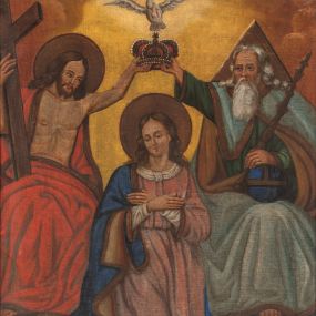 Zdjęcie nr 1: Obraz ma kształt stojącego prostokąta. Przedstawia koronację Matki Boskiej przez Trójcę Świętą. Maria ukazana en face jest w pozycji klęczącej na globie ziemskim, ma ręce złożone na piersi. Delikatna, dziewczęca twarz zwrócona jest w lewo. Długie, brązowe, falowane włosy opadają jej na plecy. Złocisty nimb o grzebykowanej fakturze otacza jej głowę. Maryja odziana jest w różową, długą suknię, spod której wystaje biała szata w partiach kołnierza i rękawów. Na lewe ramię ma narzucony błękitny płaszcz, ze złotą lamówką i ochrowym podbiciem, który miękko otula jej ciało.Pod jej stopami błękitny glob ziemski opasany wężem trzymającym czerwone jabłko w paszczy. Po jej lewej stronie zasiada na obłokach zmartwychwstały Chrystus. Ma długie, brązowe, falowane, opadające na plecy włosy oraz krótki zarost. Wokół głowy widoczny jest złocisty, grzebykowany nimb. W uniesionej ponad głową Maryi lewej ręce trzyma za obręcz razem z siedzącym po przeciwległej stronie Bogiem Ojcem zamkniętą koronę. Prawą ręką podtrzymuje drewniany krzyż wsparty o ramię. Odziany jest w czerwoną szatę, ze złotą lamówką, narzuconą na prawe ramię i luźno fałdującą się na jego kolanach, odsłaniającą nagi tors. Po lewej stronie Marii także na obłokach zasiada Bóg Ojciec. Został przedstawiony jako starszy mężczyzna z opadającymi na ramiona siwymi włosami oraz długą siwą brodą. Lewą ręką trzyma złotą koronę typu zamkniętego, wyścielaną czerwonym aksamitem, kameryzowaną malowanymi szlachetnymi kamieniami i perłami, zwieńczoną krzyżem równoramiennym. W prawej zaś dzierży złote berło, podtrzymując równocześnie spoczywający na jego kolanach niebieski glob. Bóg Ojciec odziany jest w ciemno zieloną tunikę, na nią narzucony jest opalizujący płaszcz, ze złotą lamówką i ochrową podszewką. Za jego głową widoczny jest złoty, grzebykowany trójkąt równoramienny. Ponad koroną trzymaną przez Chrystusa i Boga Ojca unosi się biała gołębica Ducha Świętego, z szeroko rozpostartymi skrzydłami. Na tle obłoków w dolnych rogach obrazu znajdują się anielskie główki, ukazane profilowo,  o ciemnych włosach, niebieskich skrzydłach. W tle przedstawienia widoczne są żółte, skłębione chmury.