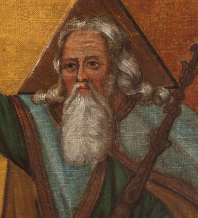 Zdjęcie nr 5: Obraz ma kształt stojącego prostokąta. Przedstawia koronację Matki Boskiej przez Trójcę Świętą. Maria ukazana en face jest w pozycji klęczącej na globie ziemskim, ma ręce złożone na piersi. Delikatna, dziewczęca twarz zwrócona jest w lewo. Długie, brązowe, falowane włosy opadają jej na plecy. Złocisty nimb o grzebykowanej fakturze otacza jej głowę. Maryja odziana jest w różową, długą suknię, spod której wystaje biała szata w partiach kołnierza i rękawów. Na lewe ramię ma narzucony błękitny płaszcz, ze złotą lamówką i ochrowym podbiciem, który miękko otula jej ciało.Pod jej stopami błękitny glob ziemski opasany wężem trzymającym czerwone jabłko w paszczy. Po jej lewej stronie zasiada na obłokach zmartwychwstały Chrystus. Ma długie, brązowe, falowane, opadające na plecy włosy oraz krótki zarost. Wokół głowy widoczny jest złocisty, grzebykowany nimb. W uniesionej ponad głową Maryi lewej ręce trzyma za obręcz razem z siedzącym po przeciwległej stronie Bogiem Ojcem zamkniętą koronę. Prawą ręką podtrzymuje drewniany krzyż wsparty o ramię. Odziany jest w czerwoną szatę, ze złotą lamówką, narzuconą na prawe ramię i luźno fałdującą się na jego kolanach, odsłaniającą nagi tors. Po lewej stronie Marii także na obłokach zasiada Bóg Ojciec. Został przedstawiony jako starszy mężczyzna z opadającymi na ramiona siwymi włosami oraz długą siwą brodą. Lewą ręką trzyma złotą koronę typu zamkniętego, wyścielaną czerwonym aksamitem, kameryzowaną malowanymi szlachetnymi kamieniami i perłami, zwieńczoną krzyżem równoramiennym. W prawej zaś dzierży złote berło, podtrzymując równocześnie spoczywający na jego kolanach niebieski glob. Bóg Ojciec odziany jest w ciemno zieloną tunikę, na nią narzucony jest opalizujący płaszcz, ze złotą lamówką i ochrową podszewką. Za jego głową widoczny jest złoty, grzebykowany trójkąt równoramienny. Ponad koroną trzymaną przez Chrystusa i Boga Ojca unosi się biała gołębica Ducha Świętego, z szeroko rozpostartymi skrzydłami. Na tle obłoków w dolnych rogach obrazu znajdują się anielskie główki, ukazane profilowo,  o ciemnych włosach, niebieskich skrzydłach. W tle przedstawienia widoczne są żółte, skłębione chmury.