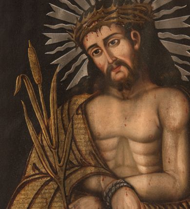 Zdjęcie nr 1: Obraz ma kształt stojącego prostokąta. Na czarnym tle ukazana została stojąca postać ubiczowanego Jezusa w ujęciu do pasa. Chrystus ma długie, czarne, falowane, opadające na plecy włosy oraz krótki zarost. Głowę ze złotą koroną cierniową nieznacznie przechyla w lewo. Wokół niej znajduje się srebrzysta gloria promienista, składająca się z namalowanych naprzemiennie cienkich oraz grubszych srebrnych promieni, zakończonych w jaskółczy ogon. Zbawiciel ubrany jest w luźno spływający po ramionach złoty płaszcz przewieszony przez lewę ramię, odsłaniający umięśnioną klatkę piersiową. Jego wyciągnięte do przodu związane złotym sznurem ręce są skrzyżowane na wysokości pasa. W lewej ręce trzyma czterolistną trzcinę zakończoną pałką.