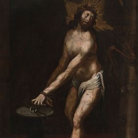 Zdjęcie nr 1: Obraz uzyskał kształt stojącego prostokąta. Na ciemnym tle ciemnicy biczowania wyobrażono całopostaciowe przedstawienie przywiązanego za obie ręce do niskiej kolumny Chrystusa. Ukazany w kontrapoście stojący Jezus zwrócony jest w prawo. Chrystus ma odsuniętą do tyłu głowę zwróconą w lewo. Po jego zapadniętych policzkach z zakrwawionych oczu płyną łzy, a spod cierniowej korony krople krwi. Ma prosty nos, rozchylone usta, ciemną, zmierzwioną brodę i długie, falowane, spływające na ramiona włosy. Głowę otacza promienisty nimb, układający się w zarys krzyża. Jego lekko ugięte nogi są skrzyżowane. Lewa noga jest wysunięta do przodu, obie zaś ręce w nadgarstkach związane są sznurem przytwierdzonym do żelaznego koluszka na talerzowym, płaskim kapitelu niskiej, zwężającej się do środka i poplamionej krwią kolumny, ustawionej na czworobocznej płycie postumentu. Biodra Jezusa przewiązane są białym zbrudzonym perizonium. Na korpusie i nogach Chrystusa widoczne są krwiste i sine rany. Przy prawej krawędzi obrazu ukazano do połowy kolumnę o attyckiej bazie wspartej na czworobocznej płycie, przewiązaną przez środek sznurem. Za sznurem wetknięty jest skórzany bicz zakończony kolczymi gwiazdami, pęk rózg oraz trzcina.