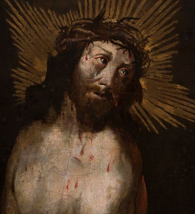 Zdjęcie nr 3: Obraz uzyskał kształt stojącego prostokąta. Na ciemnym tle ciemnicy biczowania wyobrażono całopostaciowe przedstawienie przywiązanego za obie ręce do niskiej kolumny Chrystusa. Ukazany w kontrapoście stojący Jezus zwrócony jest w prawo. Chrystus ma odsuniętą do tyłu głowę zwróconą w lewo. Po jego zapadniętych policzkach z zakrwawionych oczu płyną łzy, a spod cierniowej korony krople krwi. Ma prosty nos, rozchylone usta, ciemną, zmierzwioną brodę i długie, falowane, spływające na ramiona włosy. Głowę otacza promienisty nimb, układający się w zarys krzyża. Jego lekko ugięte nogi są skrzyżowane. Lewa noga jest wysunięta do przodu, obie zaś ręce w nadgarstkach związane są sznurem przytwierdzonym do żelaznego koluszka na talerzowym, płaskim kapitelu niskiej, zwężającej się do środka i poplamionej krwią kolumny, ustawionej na czworobocznej płycie postumentu. Biodra Jezusa przewiązane są białym zbrudzonym perizonium. Na korpusie i nogach Chrystusa widoczne są krwiste i sine rany. Przy prawej krawędzi obrazu ukazano do połowy kolumnę o attyckiej bazie wspartej na czworobocznej płycie, przewiązaną przez środek sznurem. Za sznurem wetknięty jest skórzany bicz zakończony kolczymi gwiazdami, pęk rózg oraz trzcina.