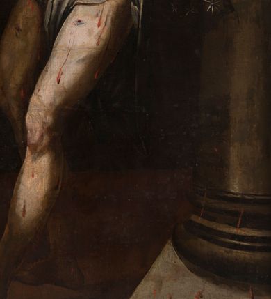 Zdjęcie nr 7: Obraz uzyskał kształt stojącego prostokąta. Na ciemnym tle ciemnicy biczowania wyobrażono całopostaciowe przedstawienie przywiązanego za obie ręce do niskiej kolumny Chrystusa. Ukazany w kontrapoście stojący Jezus zwrócony jest w prawo. Chrystus ma odsuniętą do tyłu głowę zwróconą w lewo. Po jego zapadniętych policzkach z zakrwawionych oczu płyną łzy, a spod cierniowej korony krople krwi. Ma prosty nos, rozchylone usta, ciemną, zmierzwioną brodę i długie, falowane, spływające na ramiona włosy. Głowę otacza promienisty nimb, układający się w zarys krzyża. Jego lekko ugięte nogi są skrzyżowane. Lewa noga jest wysunięta do przodu, obie zaś ręce w nadgarstkach związane są sznurem przytwierdzonym do żelaznego koluszka na talerzowym, płaskim kapitelu niskiej, zwężającej się do środka i poplamionej krwią kolumny, ustawionej na czworobocznej płycie postumentu. Biodra Jezusa przewiązane są białym zbrudzonym perizonium. Na korpusie i nogach Chrystusa widoczne są krwiste i sine rany. Przy prawej krawędzi obrazu ukazano do połowy kolumnę o attyckiej bazie wspartej na czworobocznej płycie, przewiązaną przez środek sznurem. Za sznurem wetknięty jest skórzany bicz zakończony kolczymi gwiazdami, pęk rózg oraz trzcina.