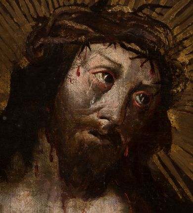 Zdjęcie nr 4: Obraz uzyskał kształt stojącego prostokąta. Na ciemnym tle ciemnicy biczowania wyobrażono całopostaciowe przedstawienie przywiązanego za obie ręce do niskiej kolumny Chrystusa. Ukazany w kontrapoście stojący Jezus zwrócony jest w prawo. Chrystus ma odsuniętą do tyłu głowę zwróconą w lewo. Po jego zapadniętych policzkach z zakrwawionych oczu płyną łzy, a spod cierniowej korony krople krwi. Ma prosty nos, rozchylone usta, ciemną, zmierzwioną brodę i długie, falowane, spływające na ramiona włosy. Głowę otacza promienisty nimb, układający się w zarys krzyża. Jego lekko ugięte nogi są skrzyżowane. Lewa noga jest wysunięta do przodu, obie zaś ręce w nadgarstkach związane są sznurem przytwierdzonym do żelaznego koluszka na talerzowym, płaskim kapitelu niskiej, zwężającej się do środka i poplamionej krwią kolumny, ustawionej na czworobocznej płycie postumentu. Biodra Jezusa przewiązane są białym zbrudzonym perizonium. Na korpusie i nogach Chrystusa widoczne są krwiste i sine rany. Przy prawej krawędzi obrazu ukazano do połowy kolumnę o attyckiej bazie wspartej na czworobocznej płycie, przewiązaną przez środek sznurem. Za sznurem wetknięty jest skórzany bicz zakończony kolczymi gwiazdami, pęk rózg oraz trzcina.